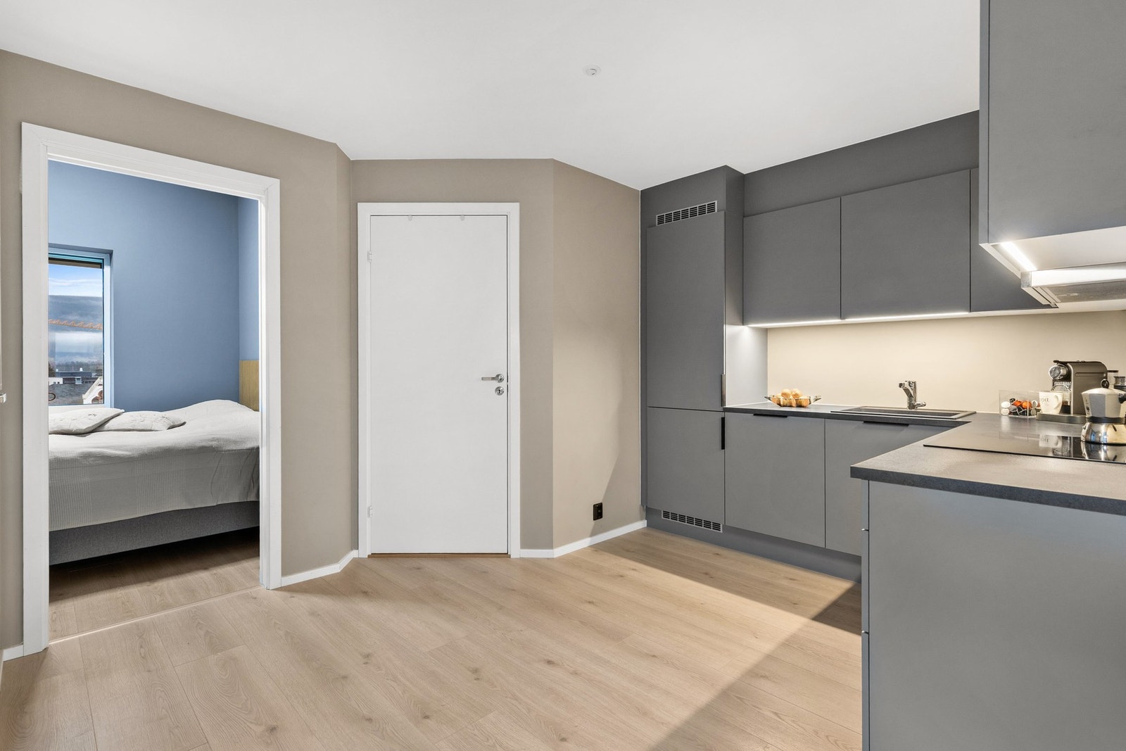 Det er integrert kjøl/fryseskap, oppvaskmaskin, stekeovn og induksjonstopp. I tillegg er det installert vannstoppsystem og komfyrvakt for en tryggere hverdag Galleribilde