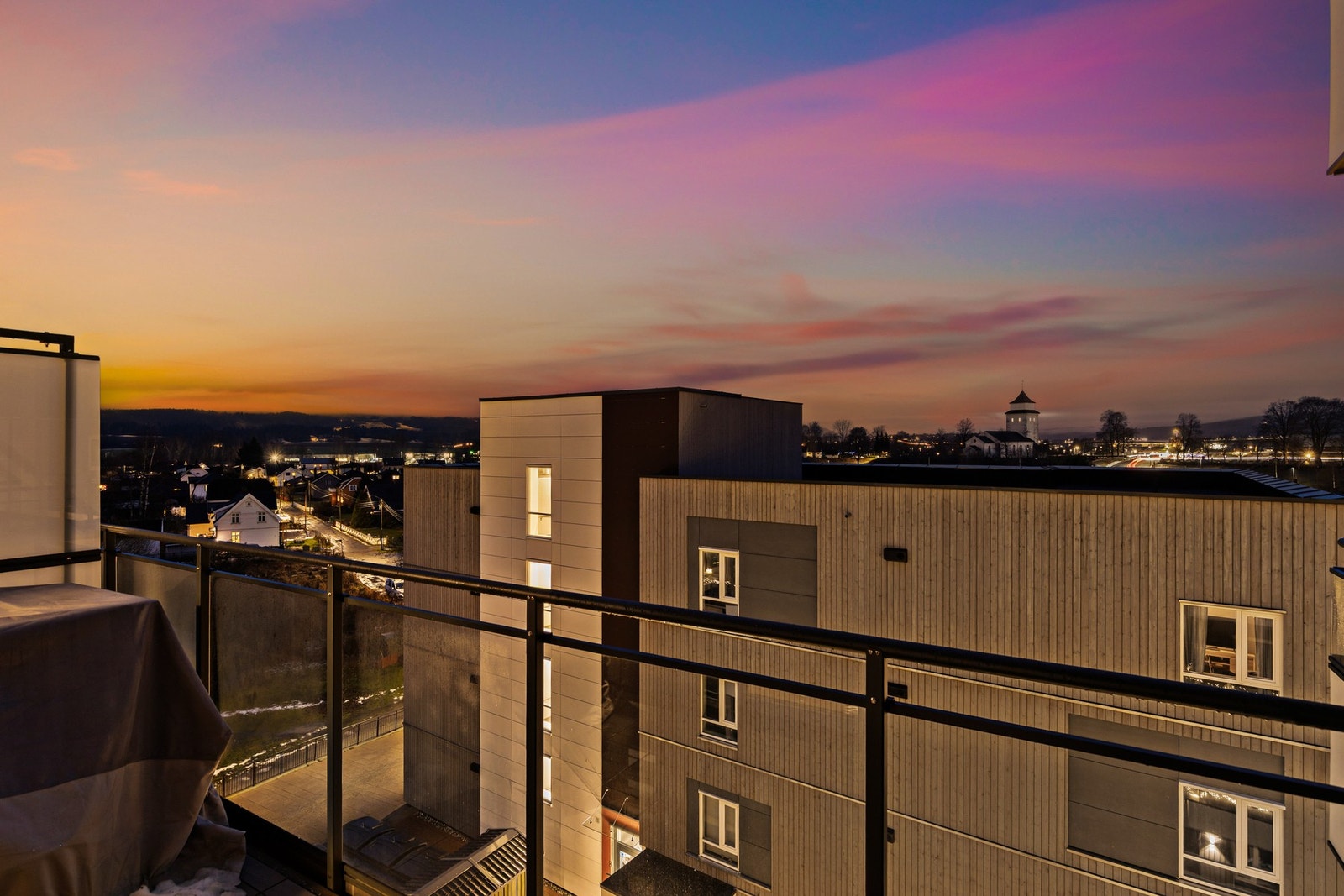 Balkongen er sydvestvendt og har gode sol- og utsiktsforhold. Det er montert motorisert markise med fjernkontroll Galleribilde