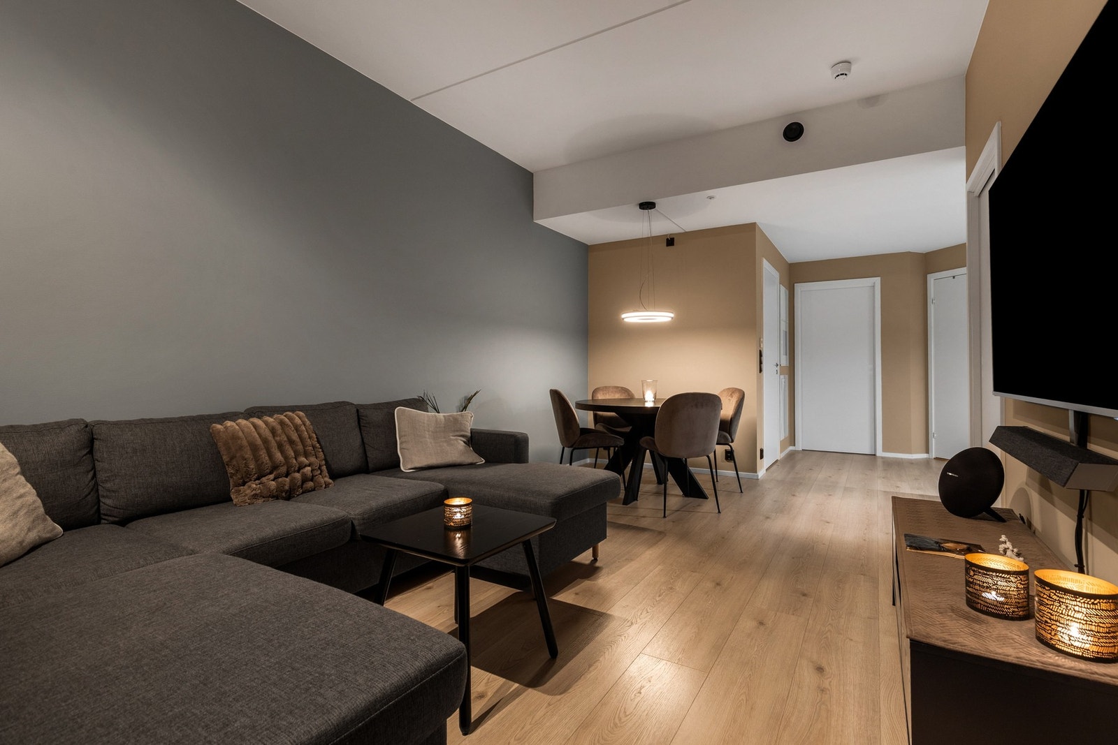 Stue/kjøkken og soverom har romslig takhøyde på ca. 2,80 m Galleribilde