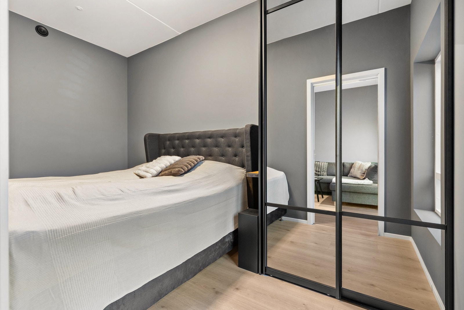 Hovedsoverommet har fin plass til dobbeltseng, nattbord og garderobeskap Galleribilde