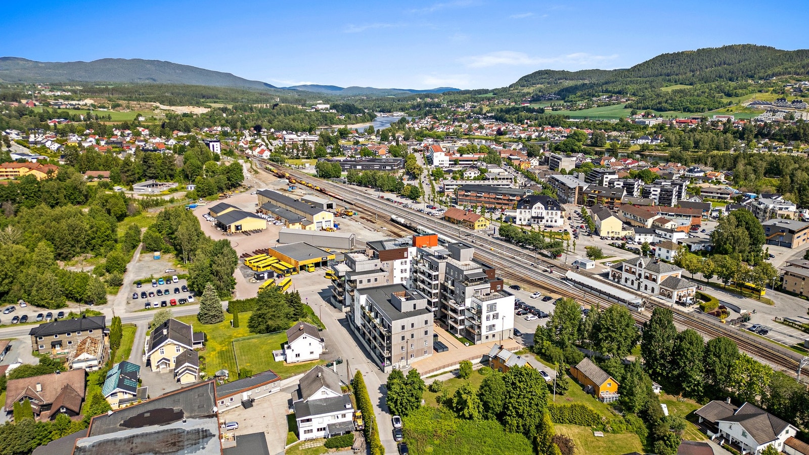 Eiendommen har en sentral beliggenhet med tøffelavstand til togstasjon og sentrum med alle servicetilbud Galleribilde