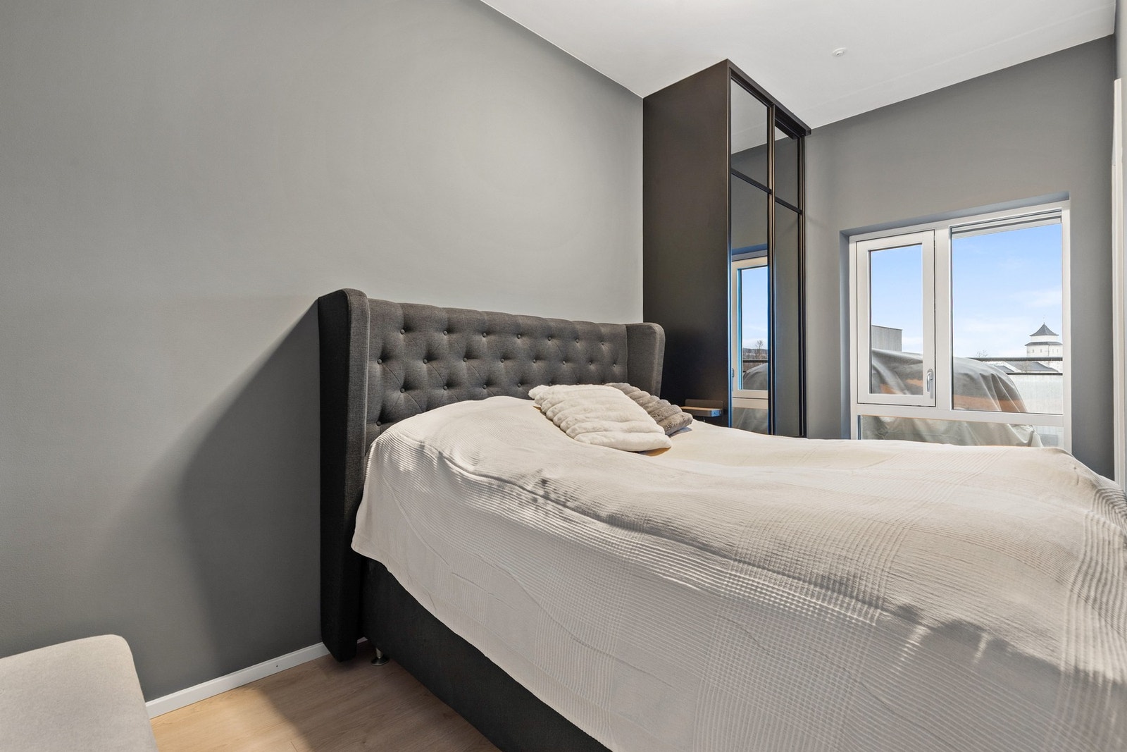 Leiligheten har to soverom, begge med laminat på gulv, slette flater på vegger samt i himling Galleribilde