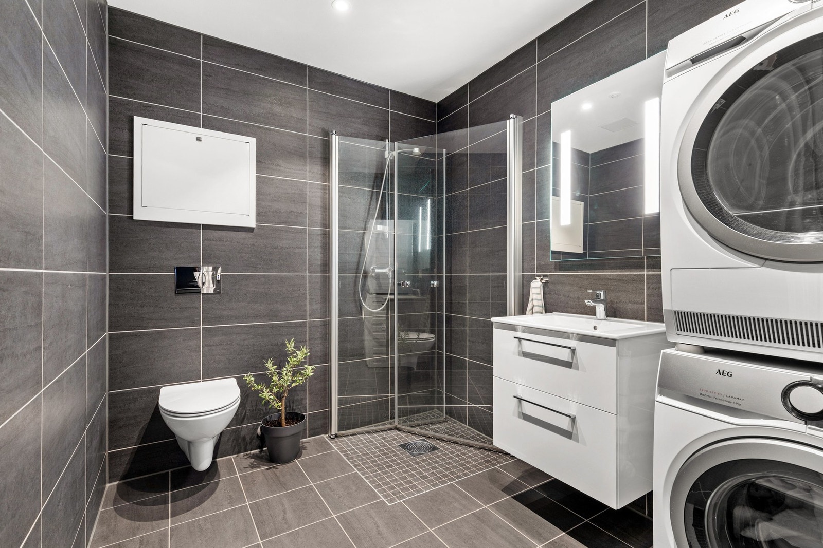 Videre får du et delikat bad med elektriske varmekabler og downlights i himling Galleribilde