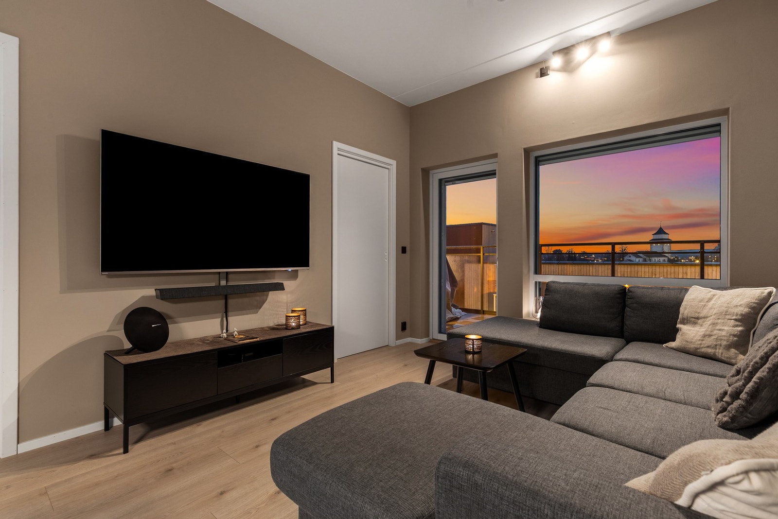 Fra stuen er det lite innsyn og fin utsikt over nærområdet Galleribilde