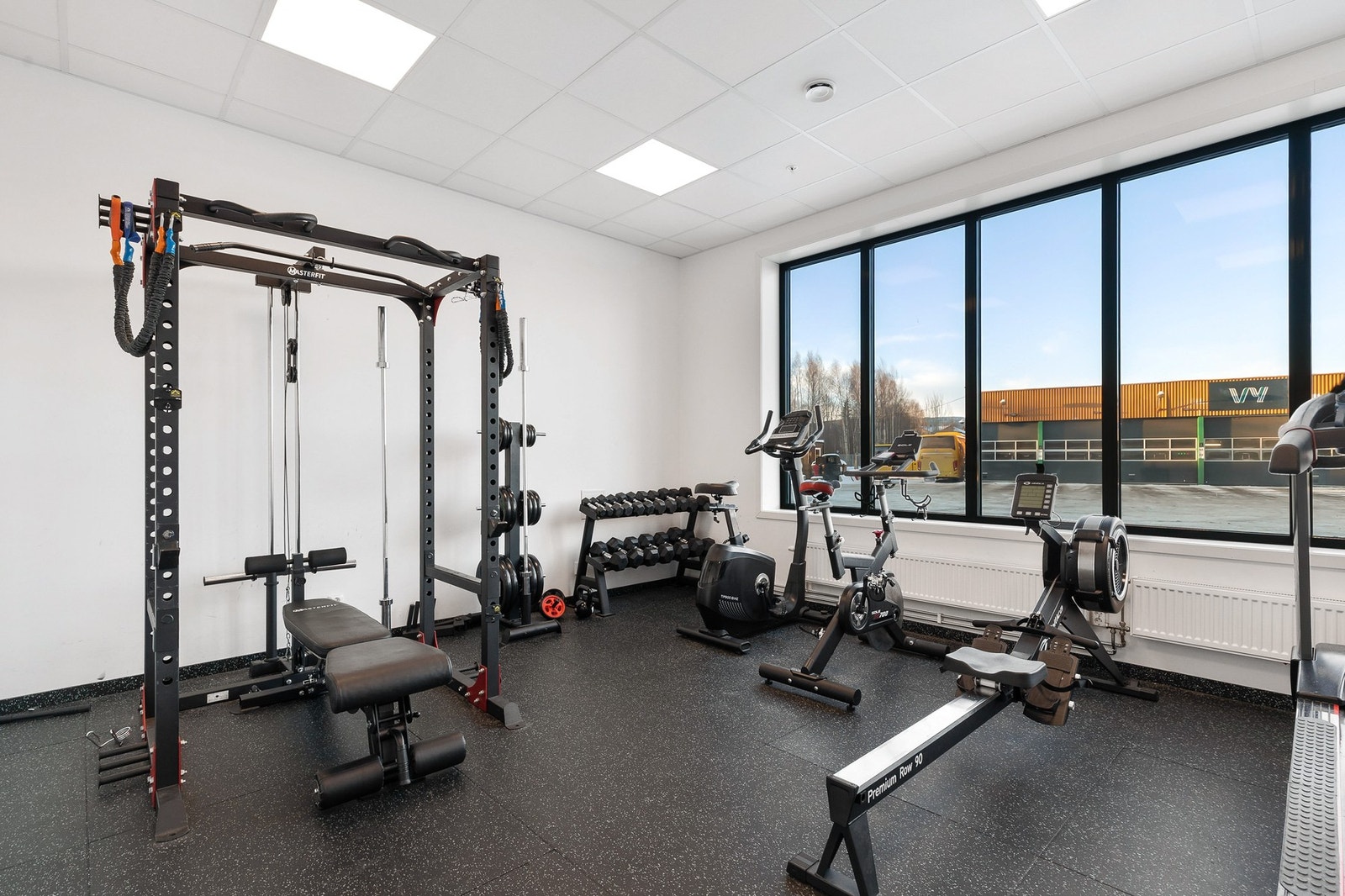 Sameiet har felles trimrom, kjellerboder og sykkelparkering Galleribilde