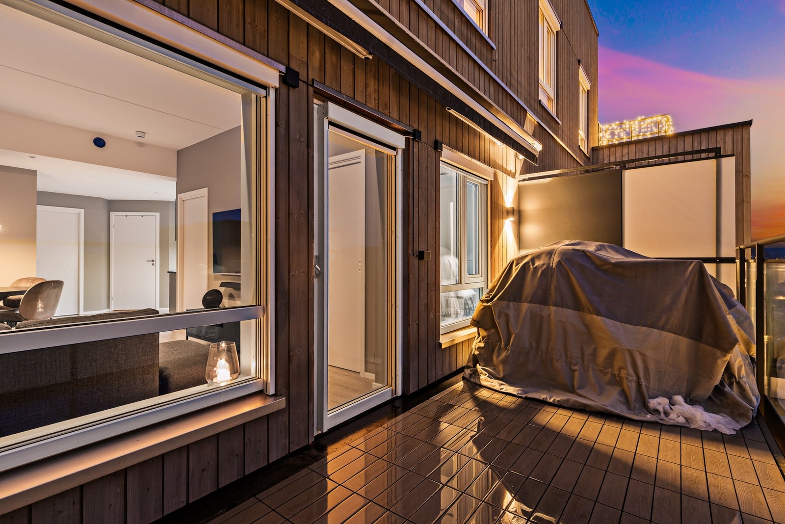 Balkongen er på 11 kvm og har fin plass til utemøblement og grill Galleribilde