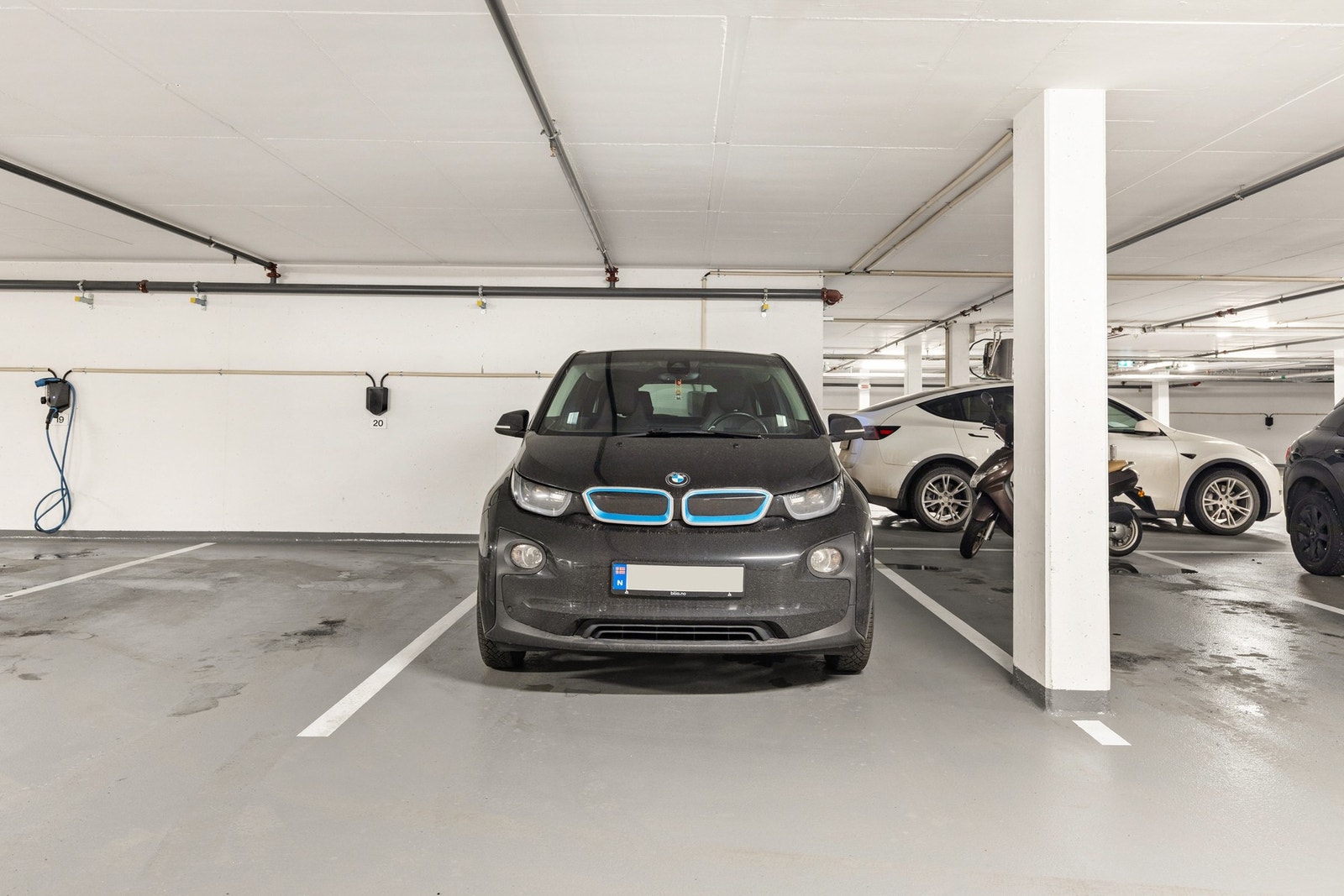 Selger eier en garasjeplass som kan kjøpes med leiligheten for kr. 275 000,- Galleribilde