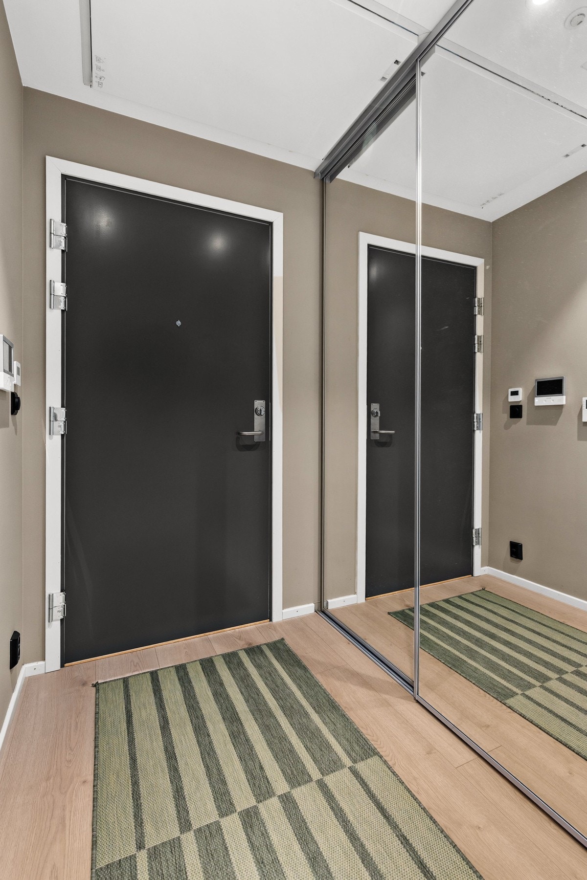 Entré med skyvedørsgarderobe og display med kamera ringeklokke Galleribilde