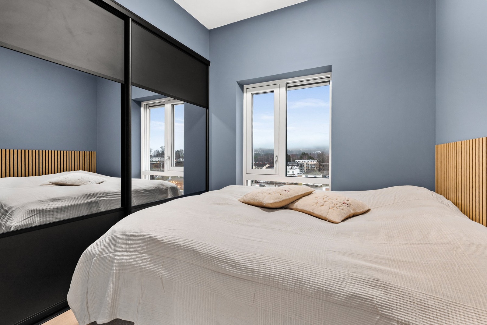 Det er montert skyvedørsgarderober på begge soverommene Galleribilde