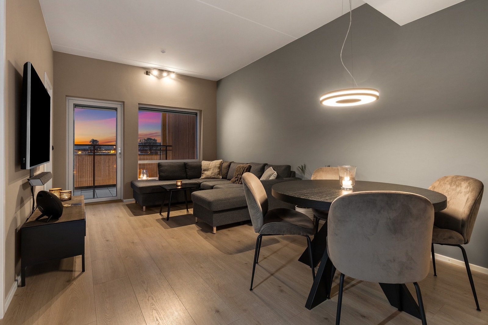 Lys og pen stue med slette vegger og 1-stavs laminat på gulv Galleribilde