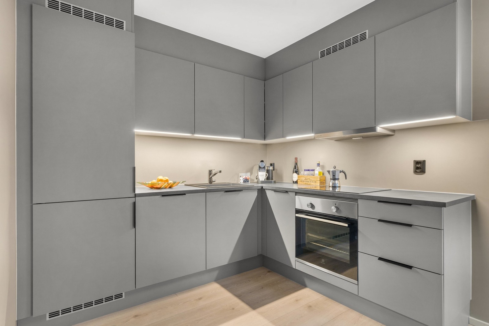 Dette er en moderne og gjennomgående selveierleilighet meget sentralt i Hokksund! Galleribilde