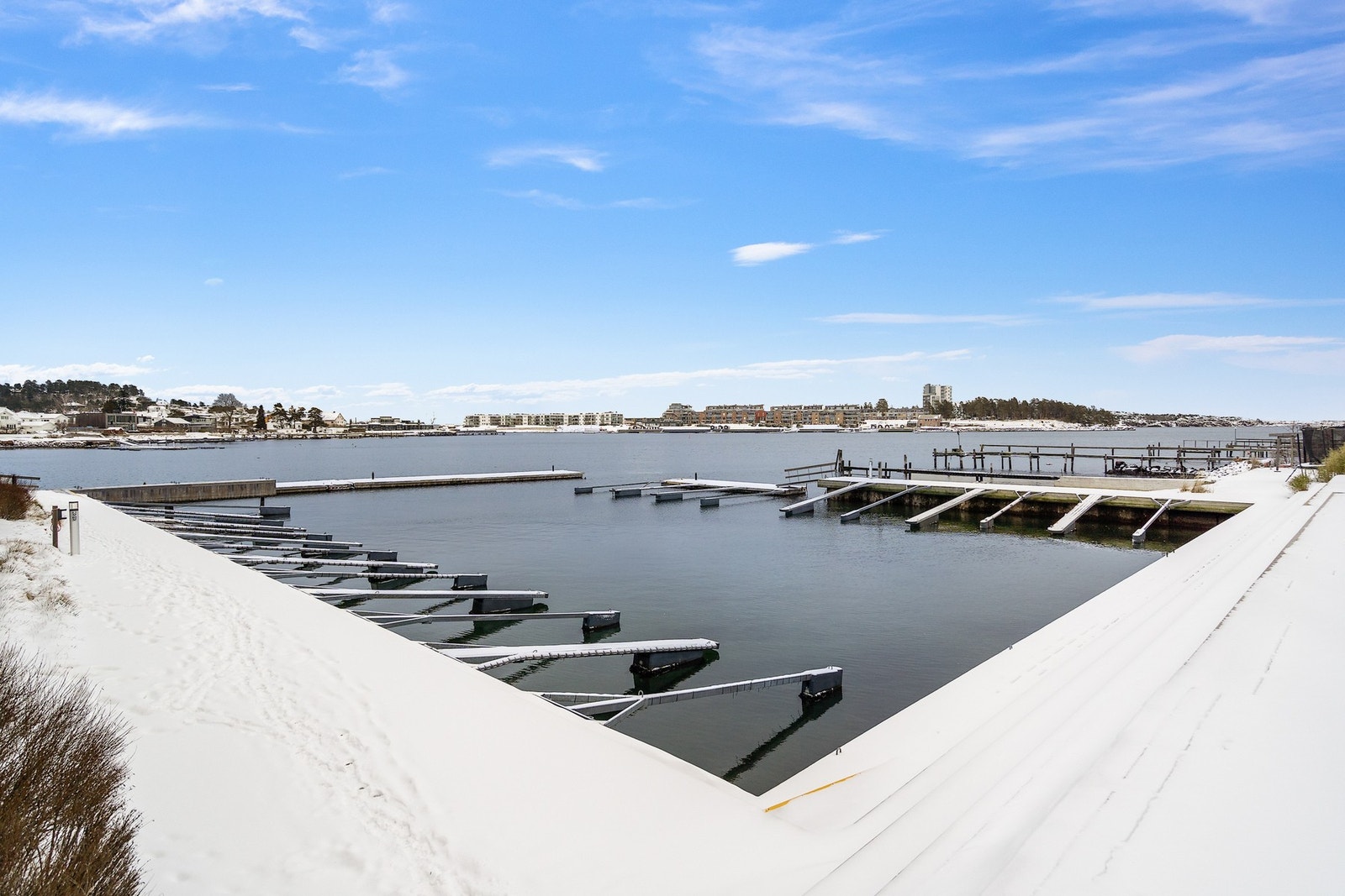 På Husøy Havn bor du med et padleparadis rett utenfor ytterdøren og kajakker til gratis utlån i kjelleren. For den badeglade er det flere fantastiske strender rundt på Husøy, både med og uten stupebrett. Galleribilde