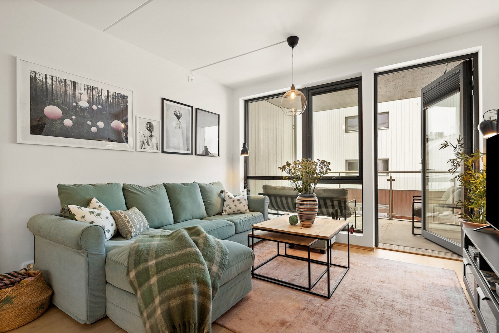 Store vindusflater slipper inn rikelig med dagslys og gir rommet en lett og behagelig følelse. Galleribilde