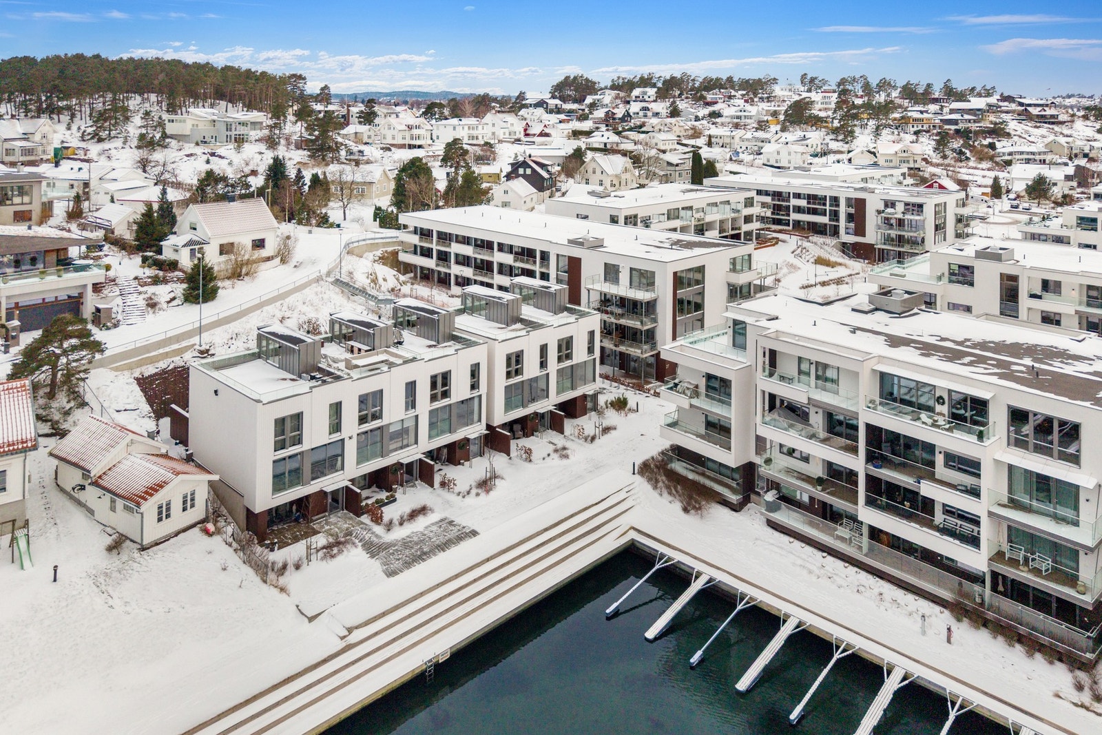 Eiendommen ligger idyllisk til rett ved vannkanten, og kun 10 minutter fra Tønsberg sentrum. Nærmiljøet er attraktivt og trivelig, og byr på solrike omgivelser med duft av sjø, nydelig utsikt og lyden av lett bølgeskvulp. Rett i nærheten ligger Husøy Golf Galleribilde