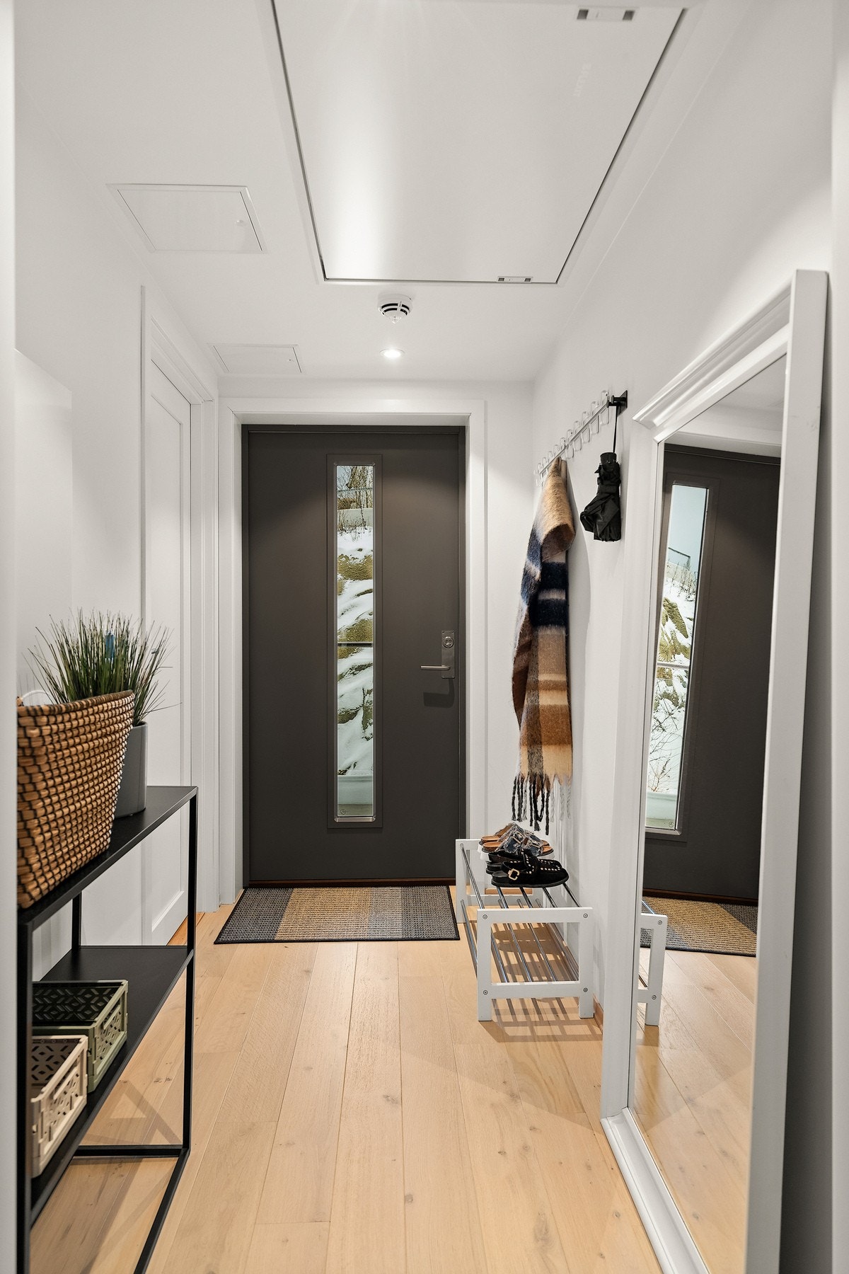 Leiligheten ønsker deg velkommen med en lys og moderne entré som gir et godt førsteinntrykk. Galleribilde