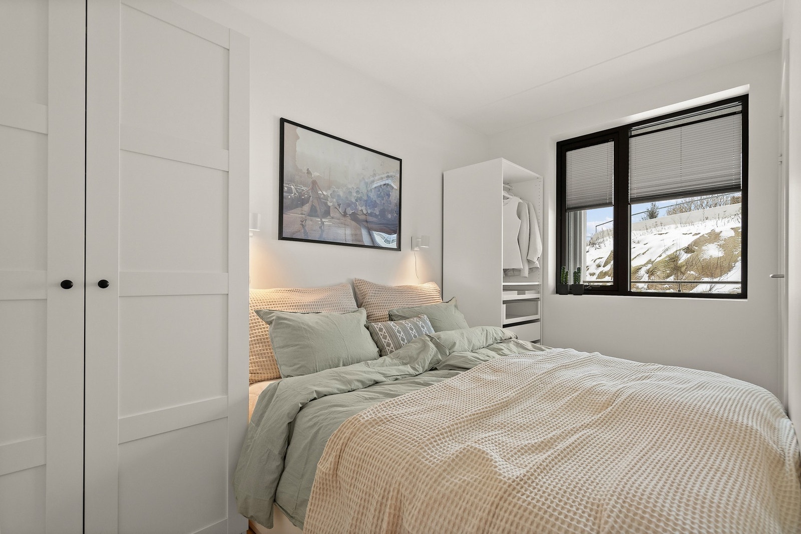 Soverommet har en rolig og tilbaketrukket beliggenhet i leiligheten og byr på god plass til dobbeltseng og garderobeløsning. Galleribilde