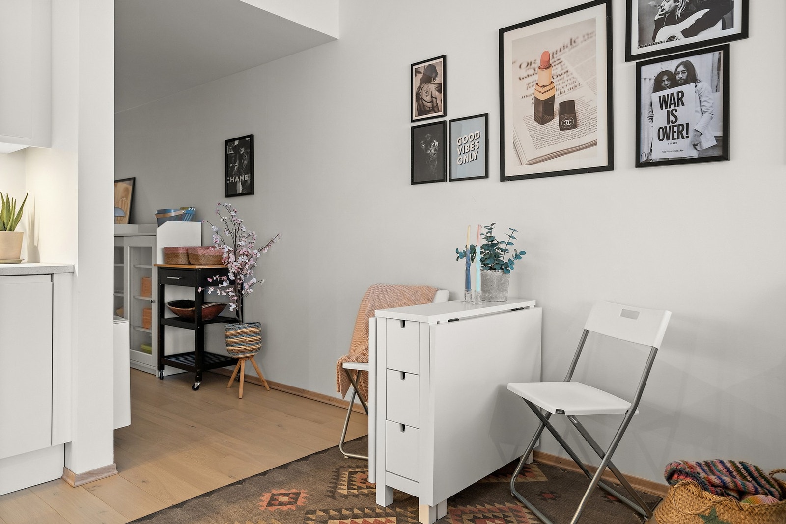 Stuen har plass til både sofagruppe og spisebord, og inviterer til både avslapning og hyggelige sammenkomster. Galleribilde