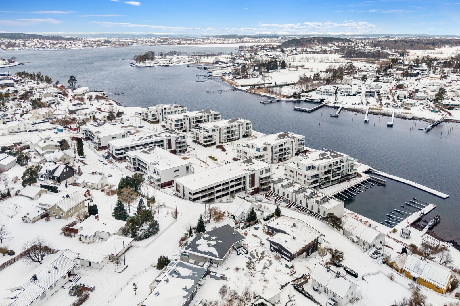 Den populære ferjen Ole III har også fått et nytt hjem i Husøy Havn. Her det det etablert brygge og ferjebu, og ferjeturen fra Husøy til Husvik er ikke bare gratis - den tar kun 2 minutter, og er en opplevelse i seg selv. Galleribilde