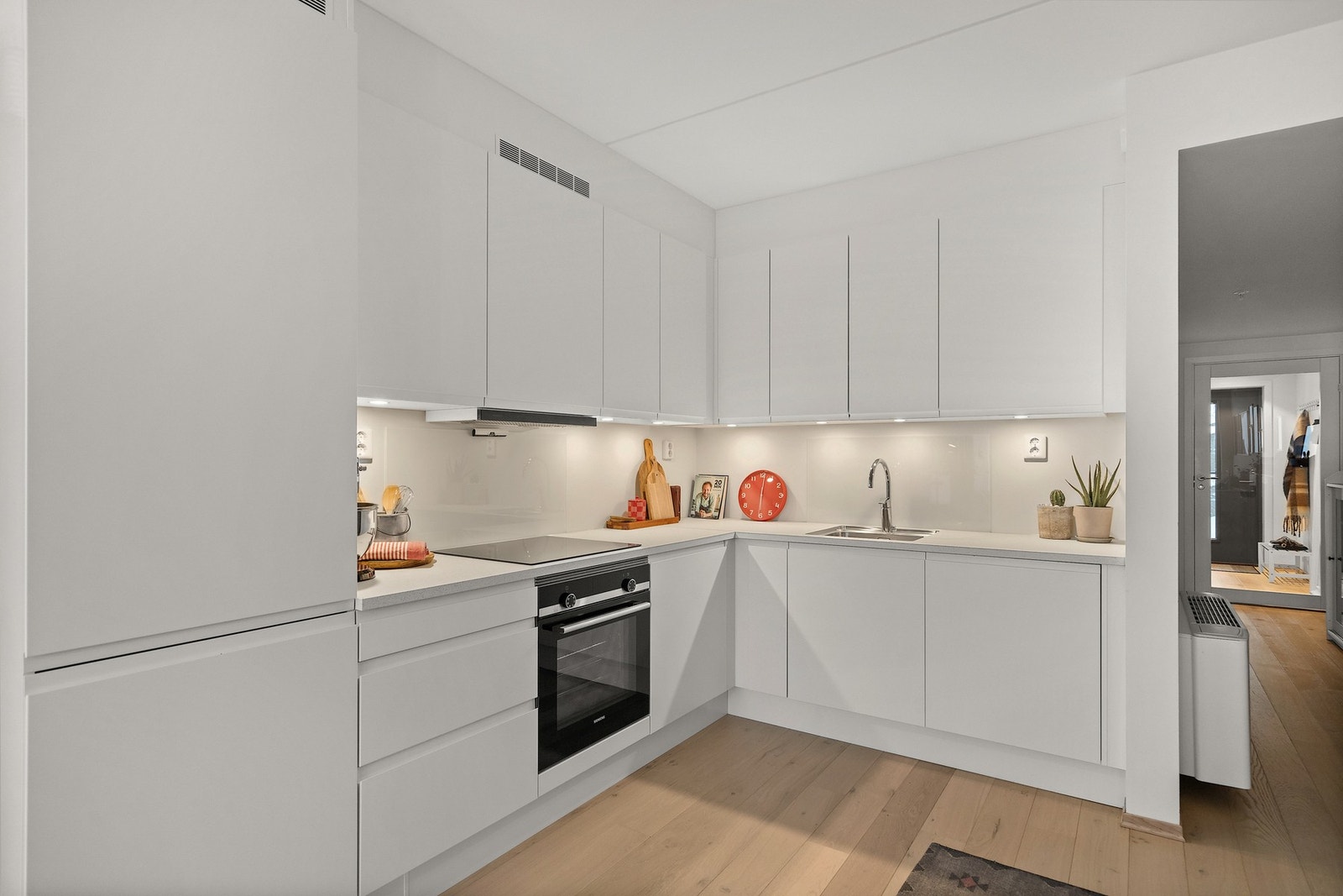 Kjøkkenet er utstyrt med nødvendige hvitevarer og passer like godt til hverdagsbruk som til sosiale anledninger. Galleribilde