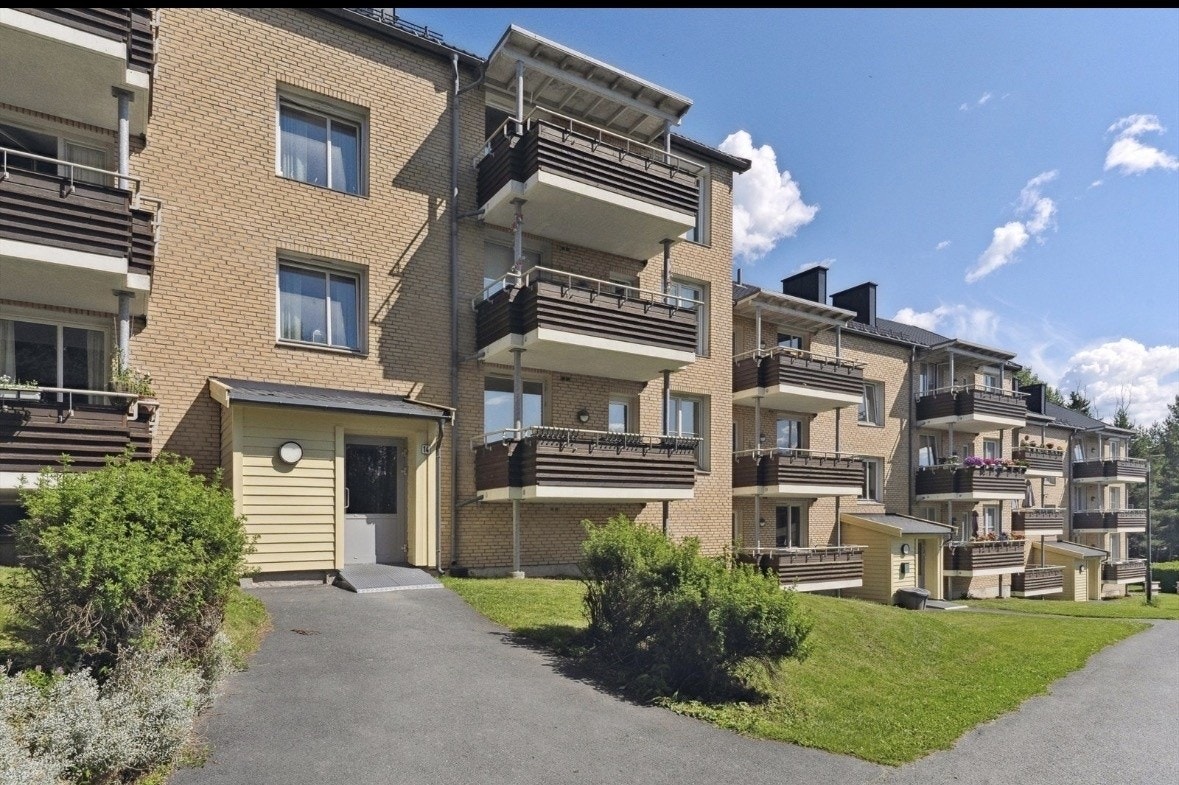 Høy første etasje med balkong Galleribilde