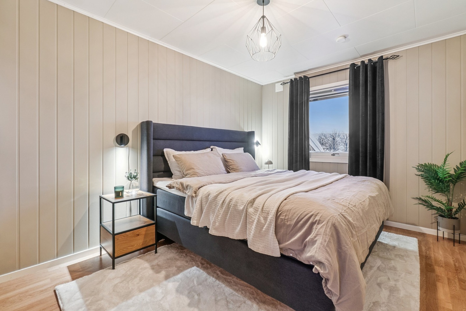 Samtlige soverom har en god størrelse og får fint plass til dobbeltseng, garderobeløsninger og øvrig innredning som f.eks. skrivebord. Galleribilde