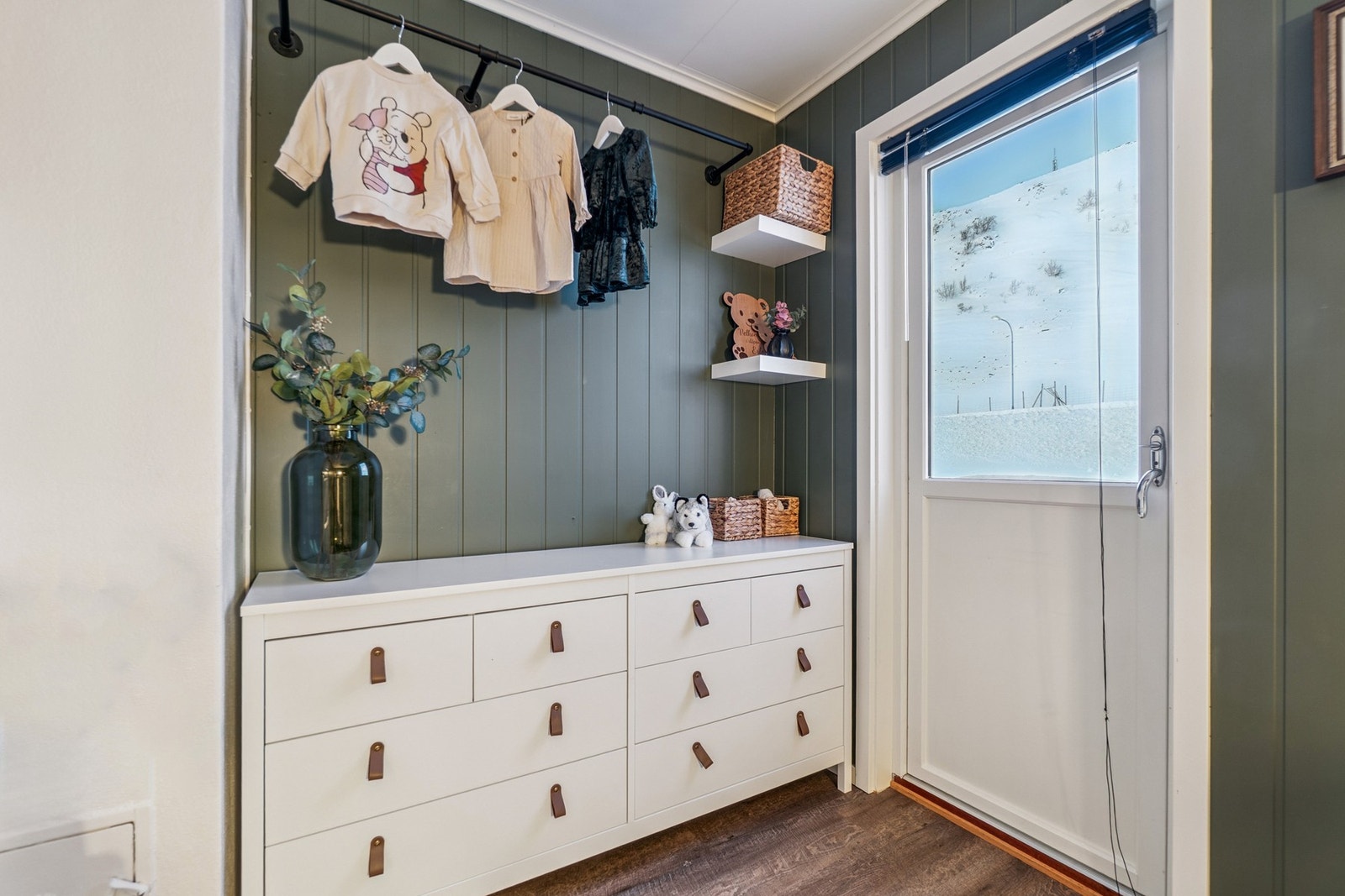 Fra disp. rom i 1. etasje får du adkomst til boligens terrasse i bakkant, slik at du fint kan flytte deg etter solforholdene på finværsdager. Galleribilde