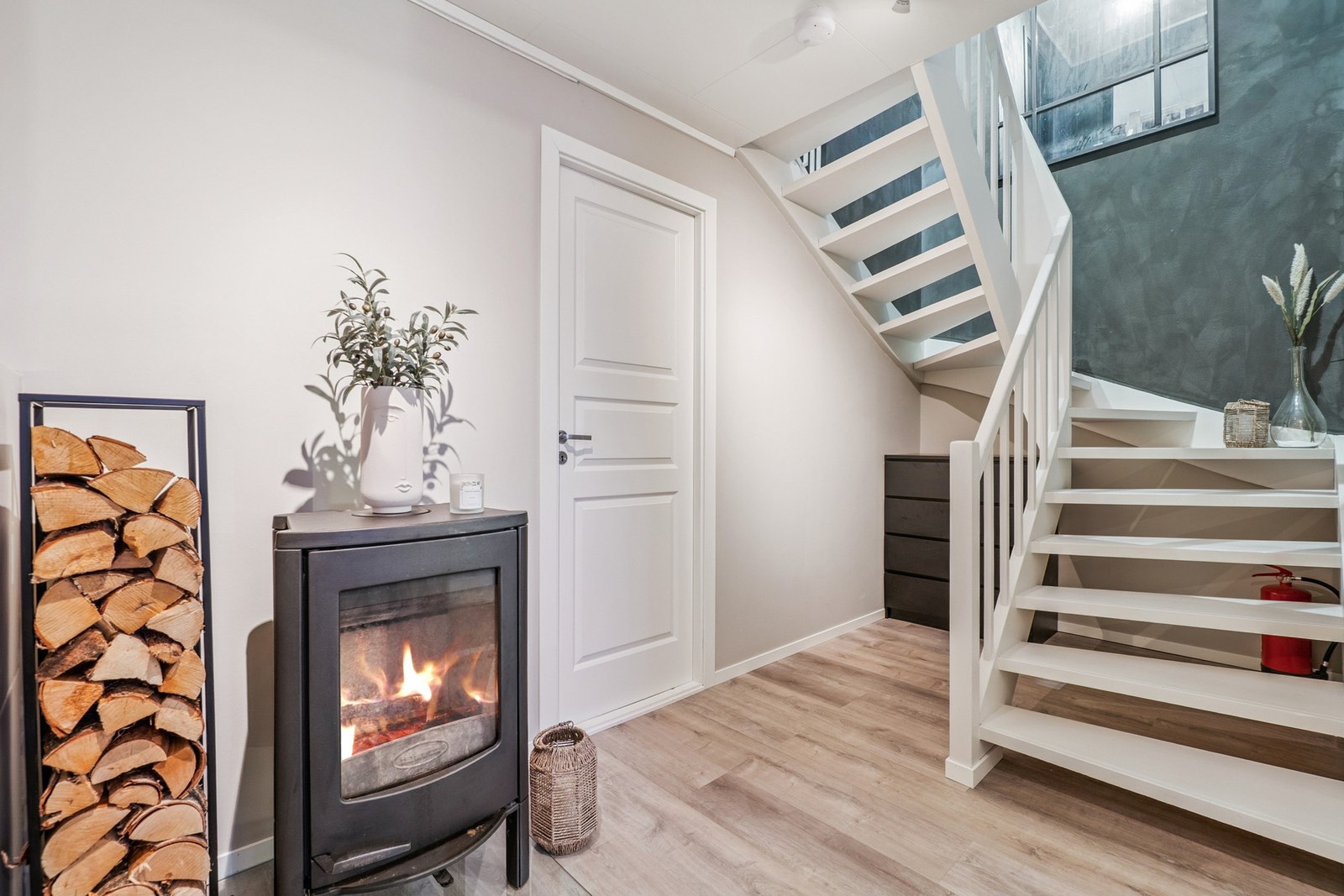Ved trappen finner du en vedovn, som gir deg ekstra oppvarming på kaldere årstider. Galleribilde