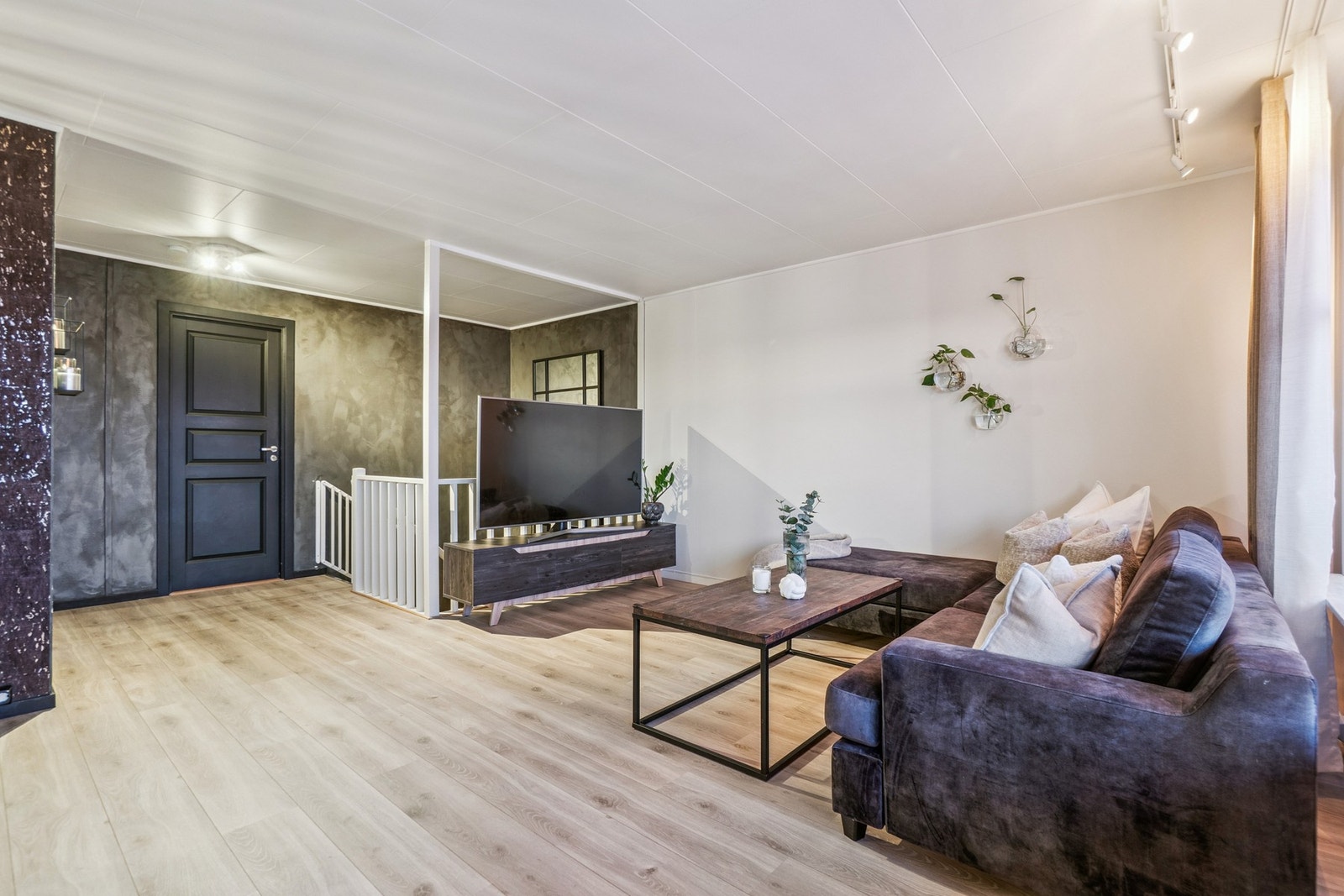 Her får du store vindusflater som gjør at stuen oppleves som lys takket være rikelig med naturlig lys, og du får en fin utsikt både innen- og utendørs. Galleribilde