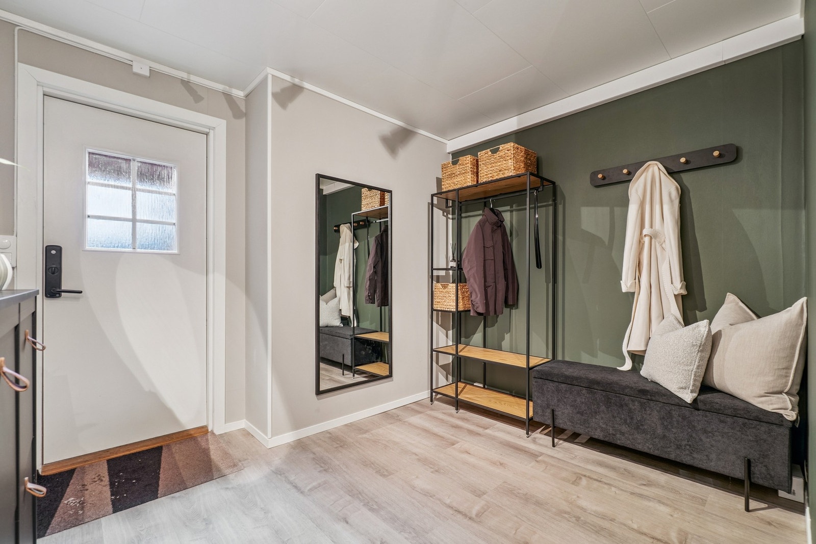 Boligen gir et tidløst førsteinntrykk med en lys utførelse på de fleste flater og kontrastvegg. I entré/gangen har du god plass for å innrede med ulike garderobeløsninger. Galleribilde