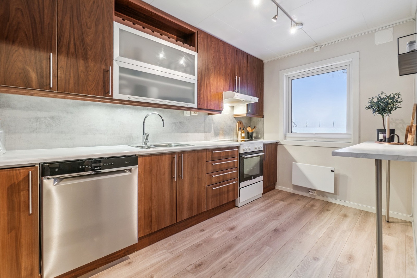 Kjøkkenet ligger adskilt fra stuedelen, rett frem når du kommer opp trappen. Galleribilde