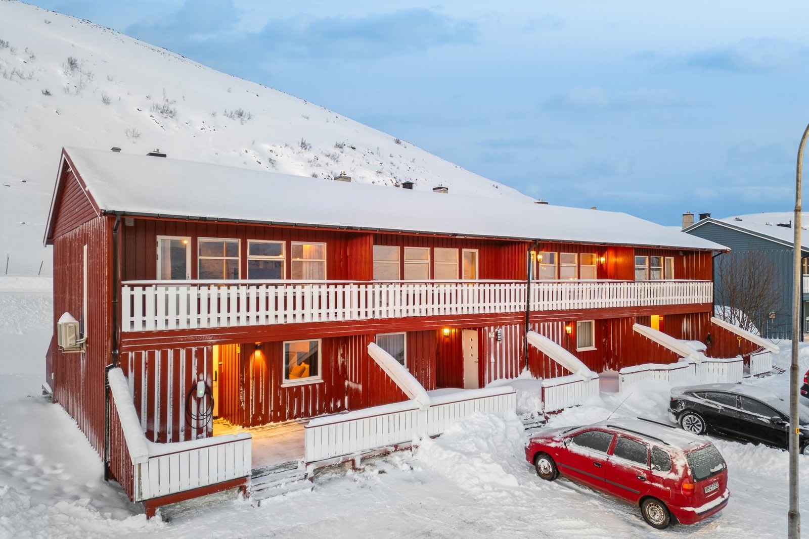 Boligen har adkomst fra felles innkjørsel med parkering i front. Deler av inngangspartiet er overbygget slik at du er bedre vernet mot vær og vind. Galleribilde