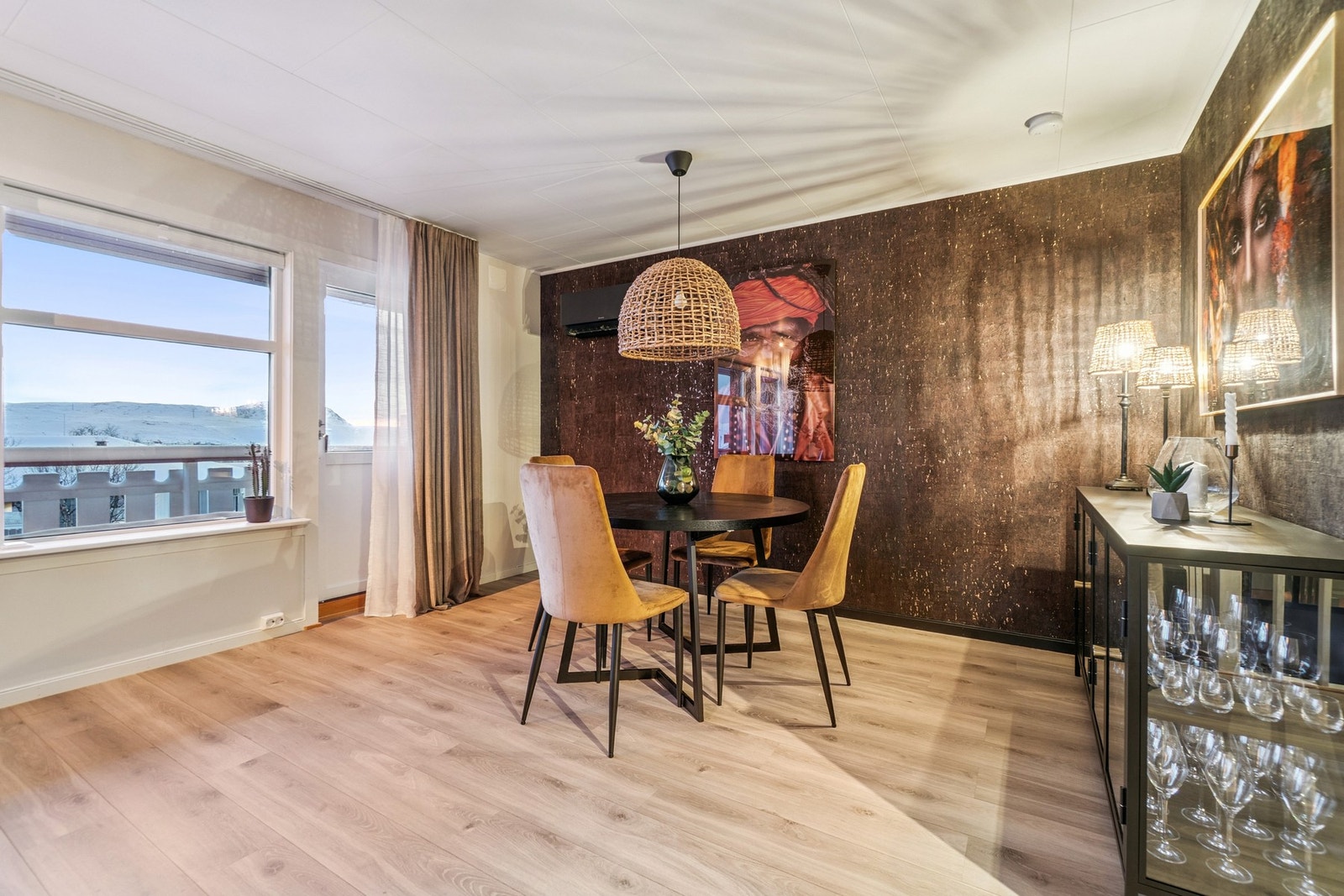 I stuen finner du også en varmepumpe som gir deg et behagelig inneklima året rundt. Galleribilde