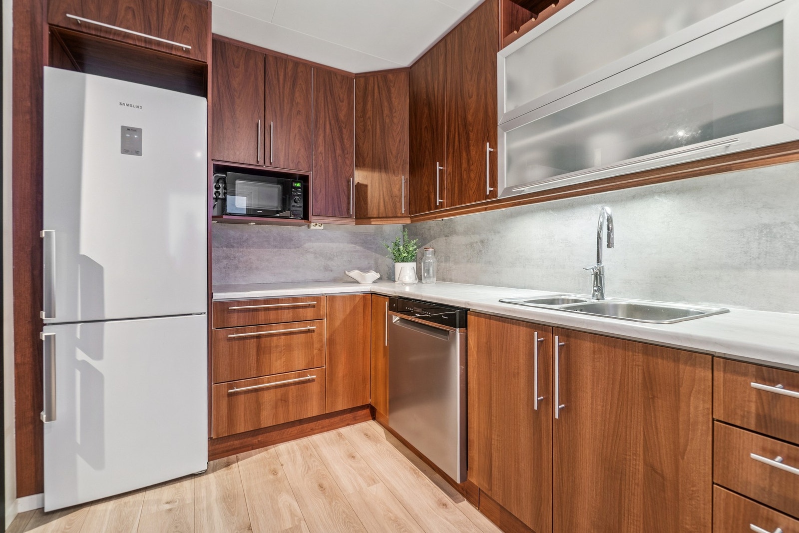 Innredningen holder en god standard og har rikelig med oppbevaringsplass i skuffer og overskap. Alle hvitevarene på kjøkkenet medfølger handelen. Galleribilde