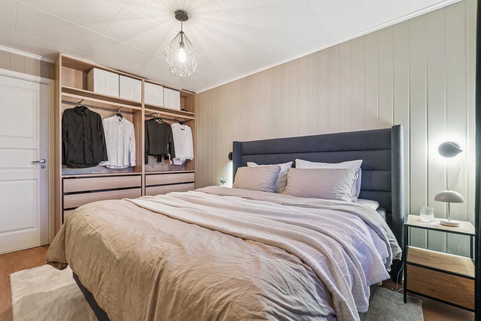 Det største soverommet finner du like til høyre fra entré/gang i 1. etasje, og egner seg ypperlig til f. eks. en TV-stue ved behov Galleribilde