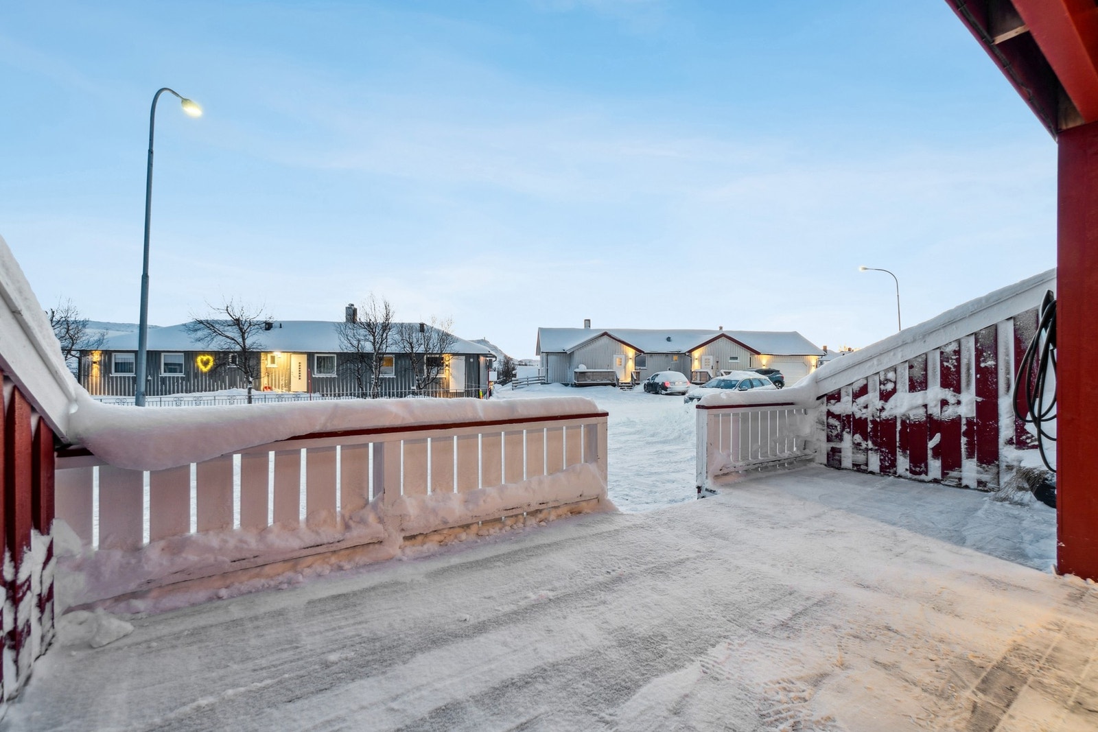 Ved inngangspartiet finner du en terrasse med skillevegg til naboen slik at du får mindre innsyn om du sitter ute. Galleribilde