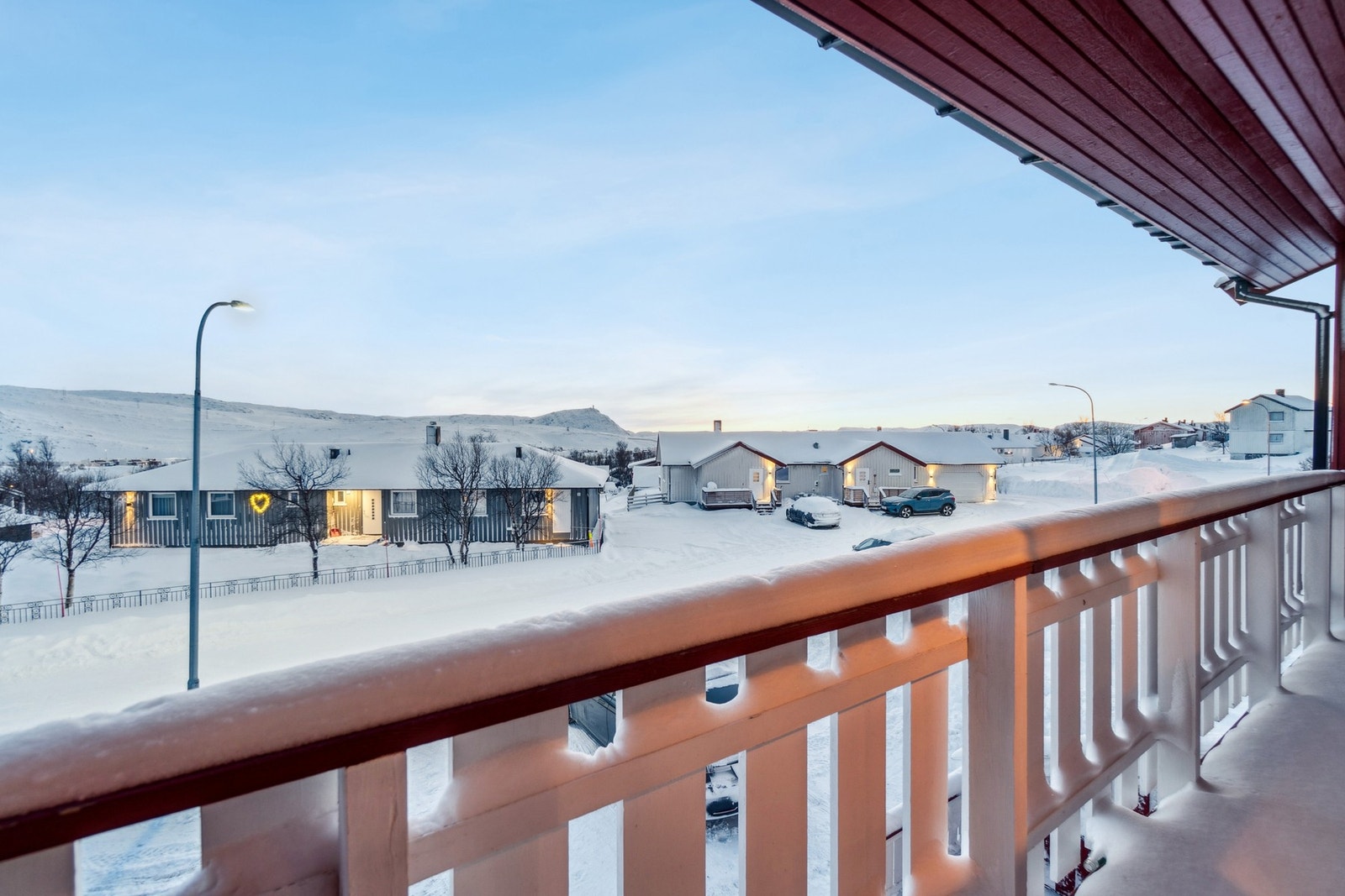 Også verandaen i 2. etasje er overbygget, og har øvrig god plass for å skape en trivelig uteseksjon. Galleribilde