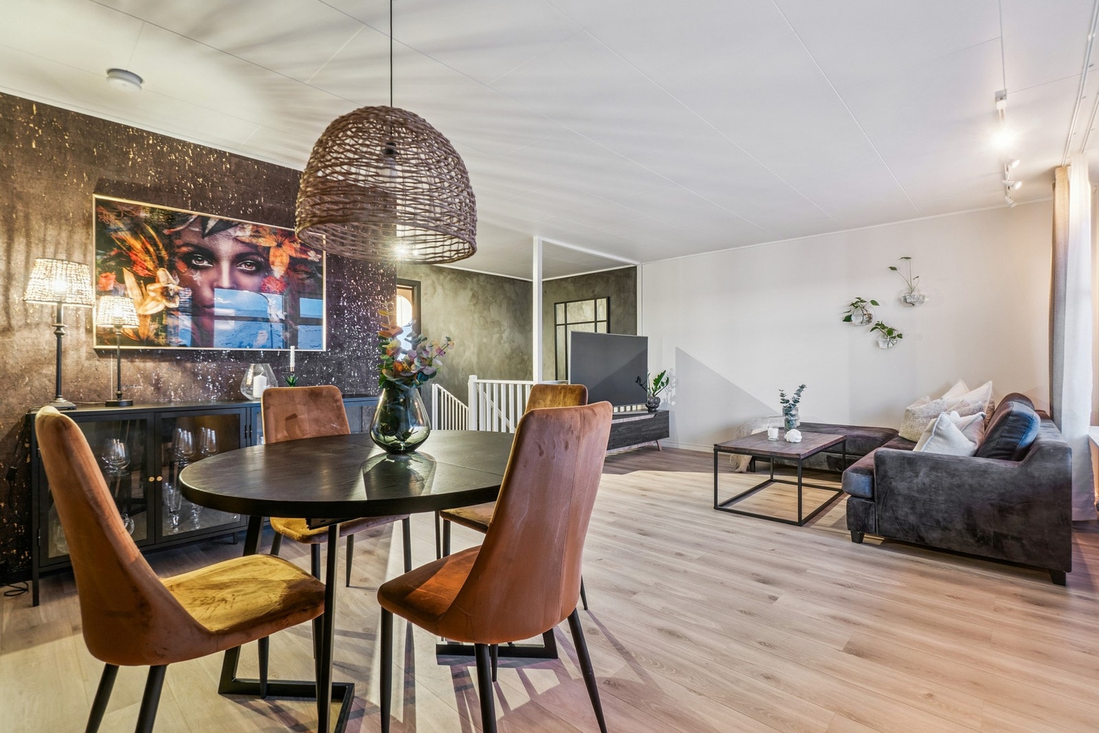 Stuen har god plass til egen spisestuedel samt sittegruper i flere soner, og har videre adkomst til boligens veranda i front. Galleribilde