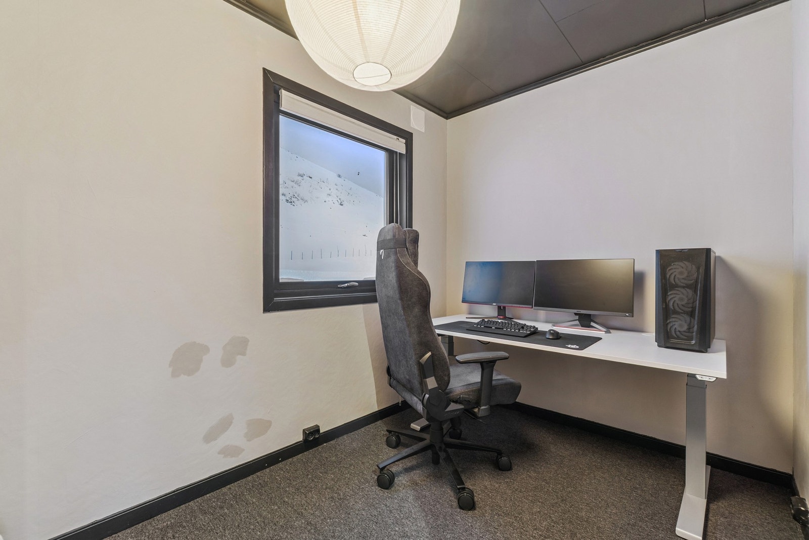 Soverommet i 2. etasje benyttes i dag som kontor, og kan fint benyttes både til dette og andre oppholdsformål. Galleribilde