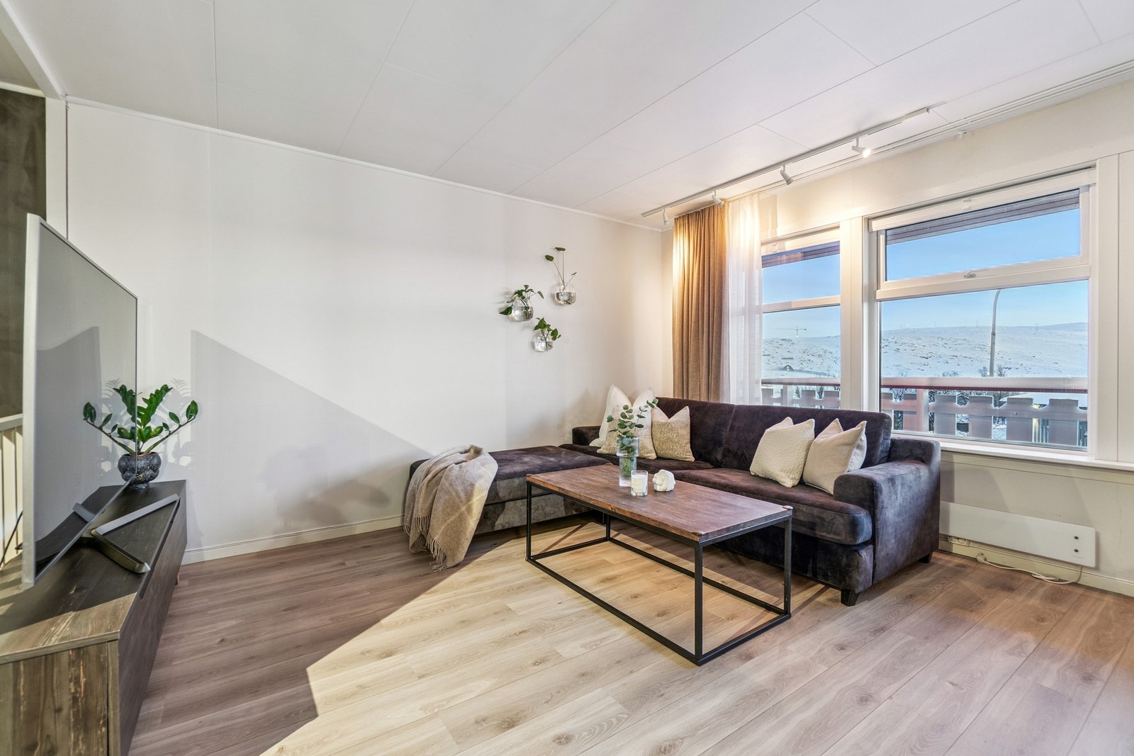 Her får du en flott og innholdsrik leilighet på hjørnet av rekken, i et svært familievennlig og populært boligområde. Galleribilde