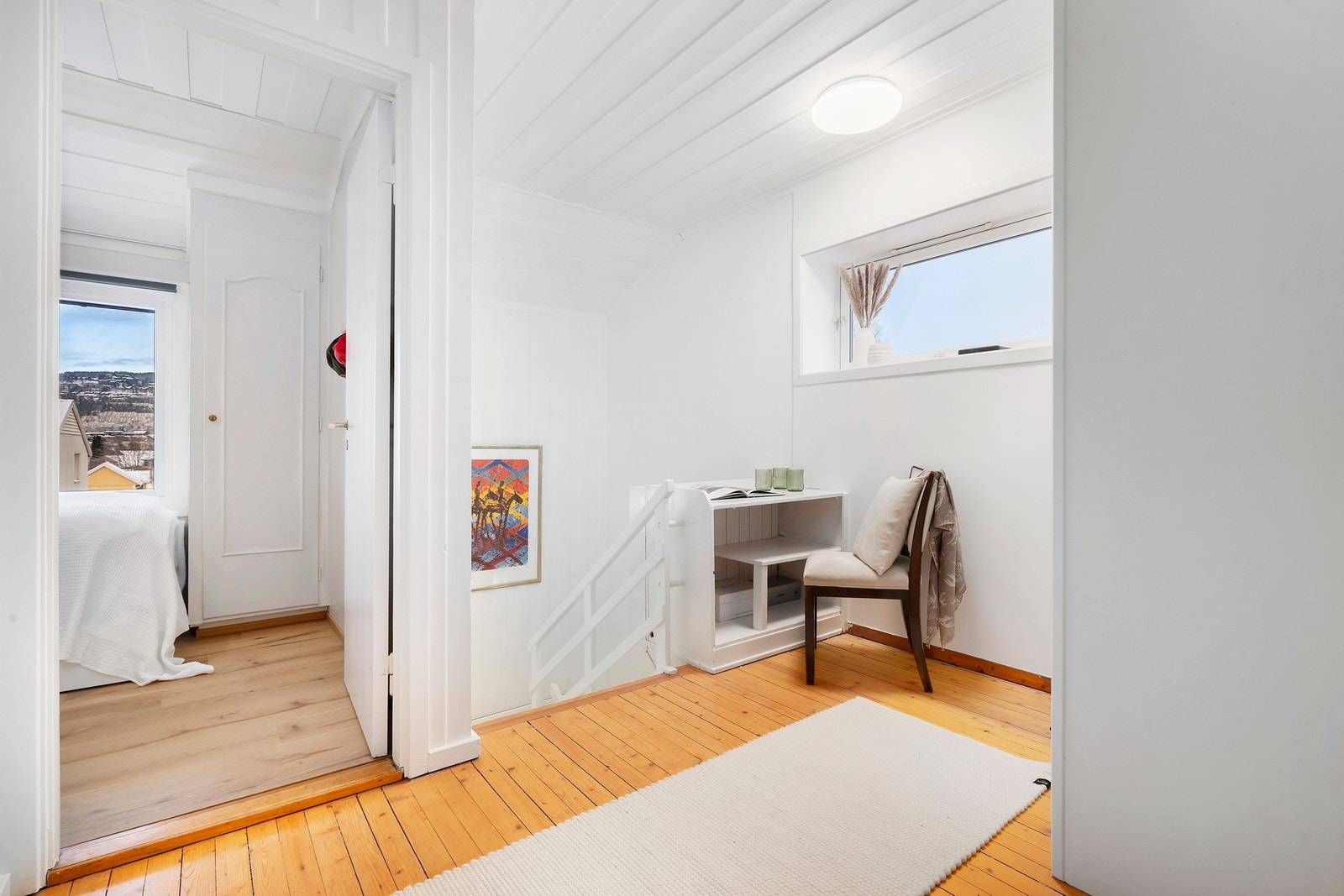 Lys og hyggelig trapperom med mulighet for arbeidstasjon. Galleribilde