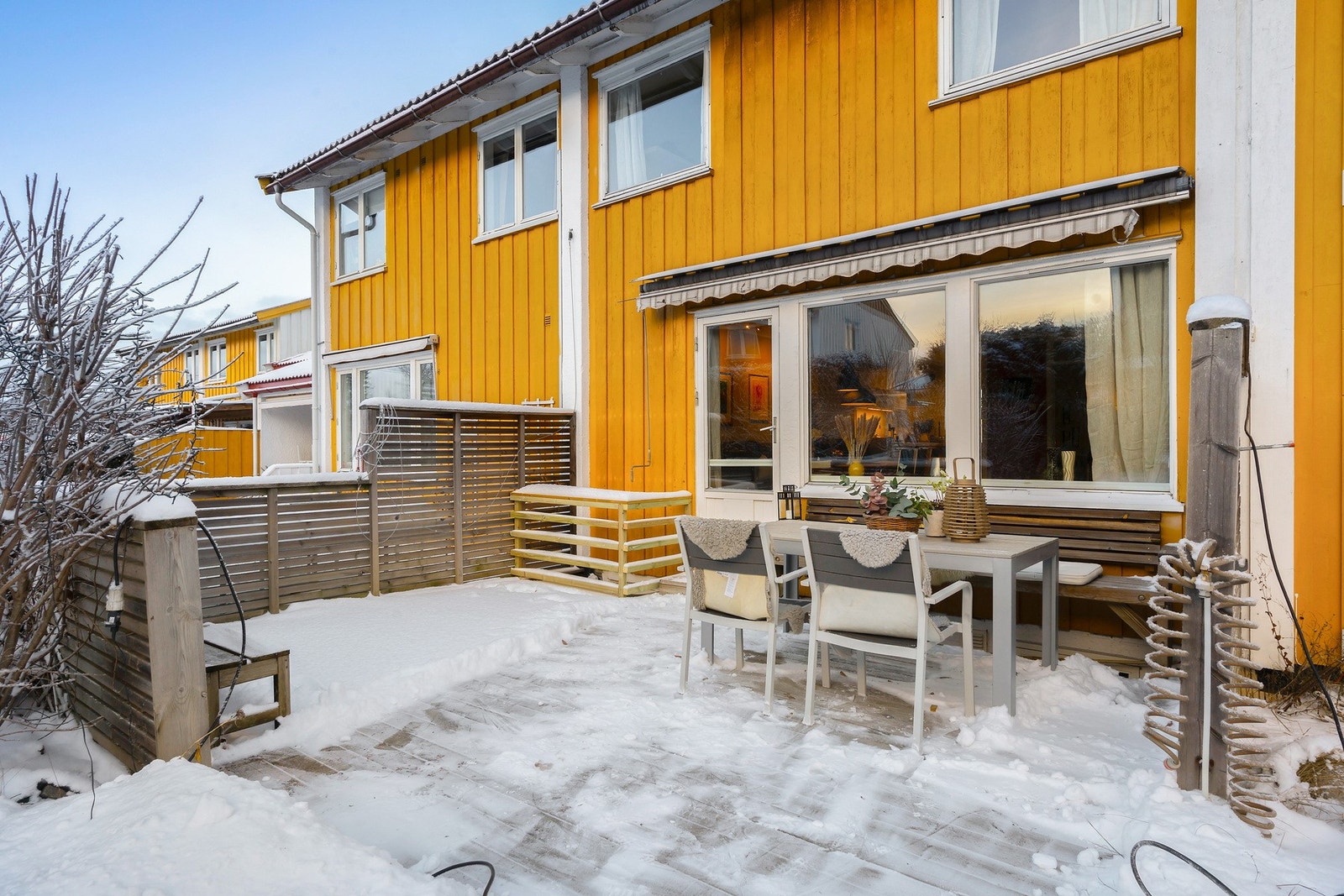 Hyggelig uteplass med god plass til utemøblement og grill Galleribilde