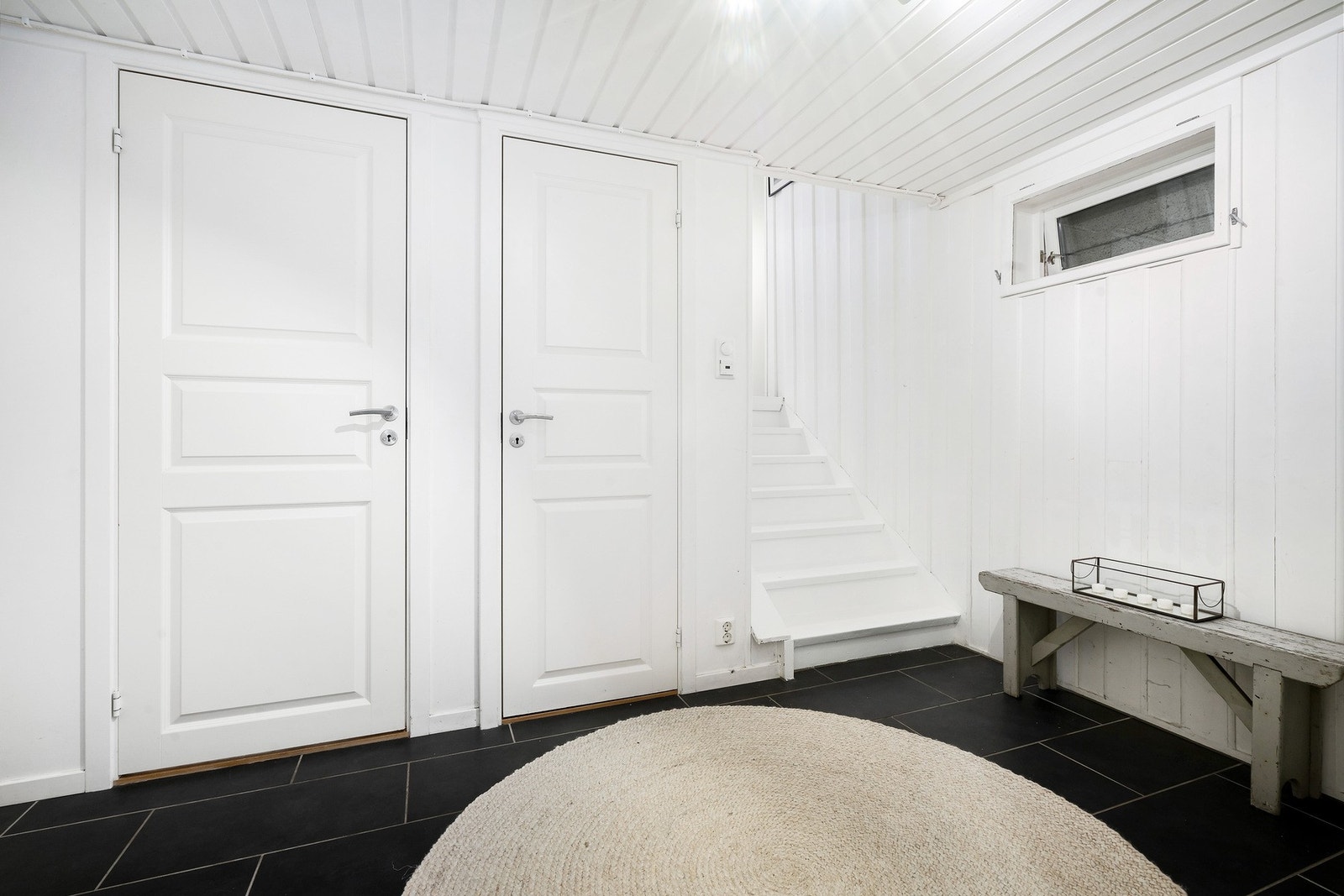 Flislagt hall/trapperom med varmekabel i gulv. Galleribilde