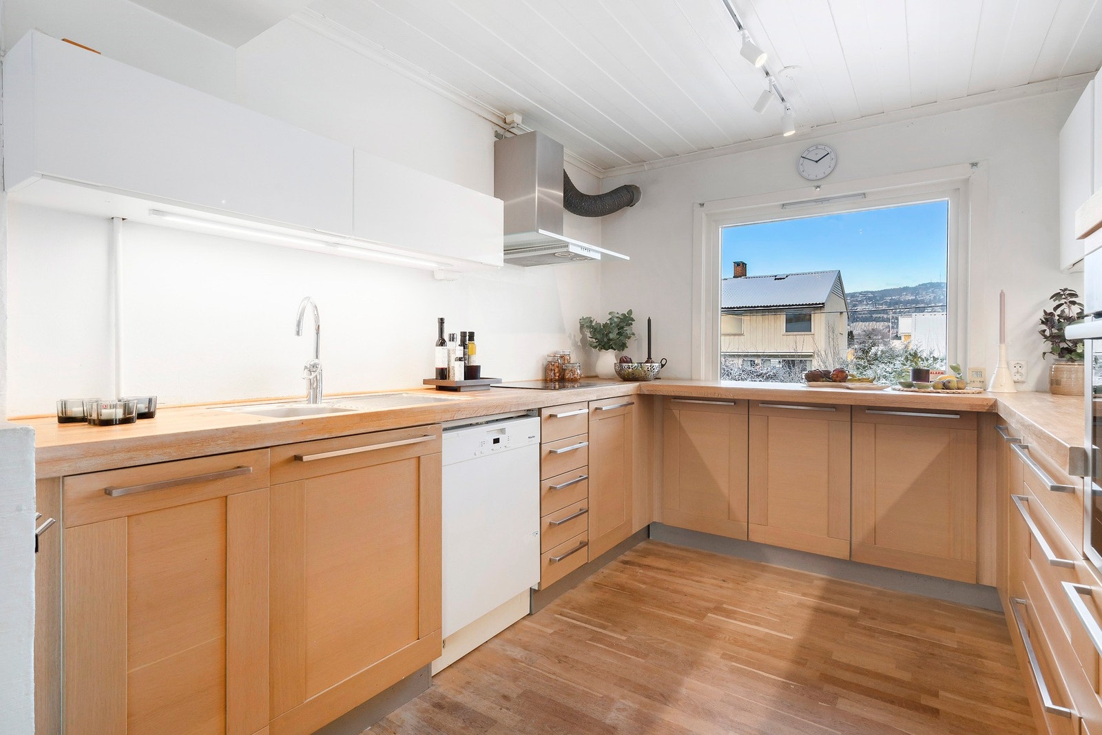 Kjøkkenet har svært godt med skap og benkeplass. Galleribilde