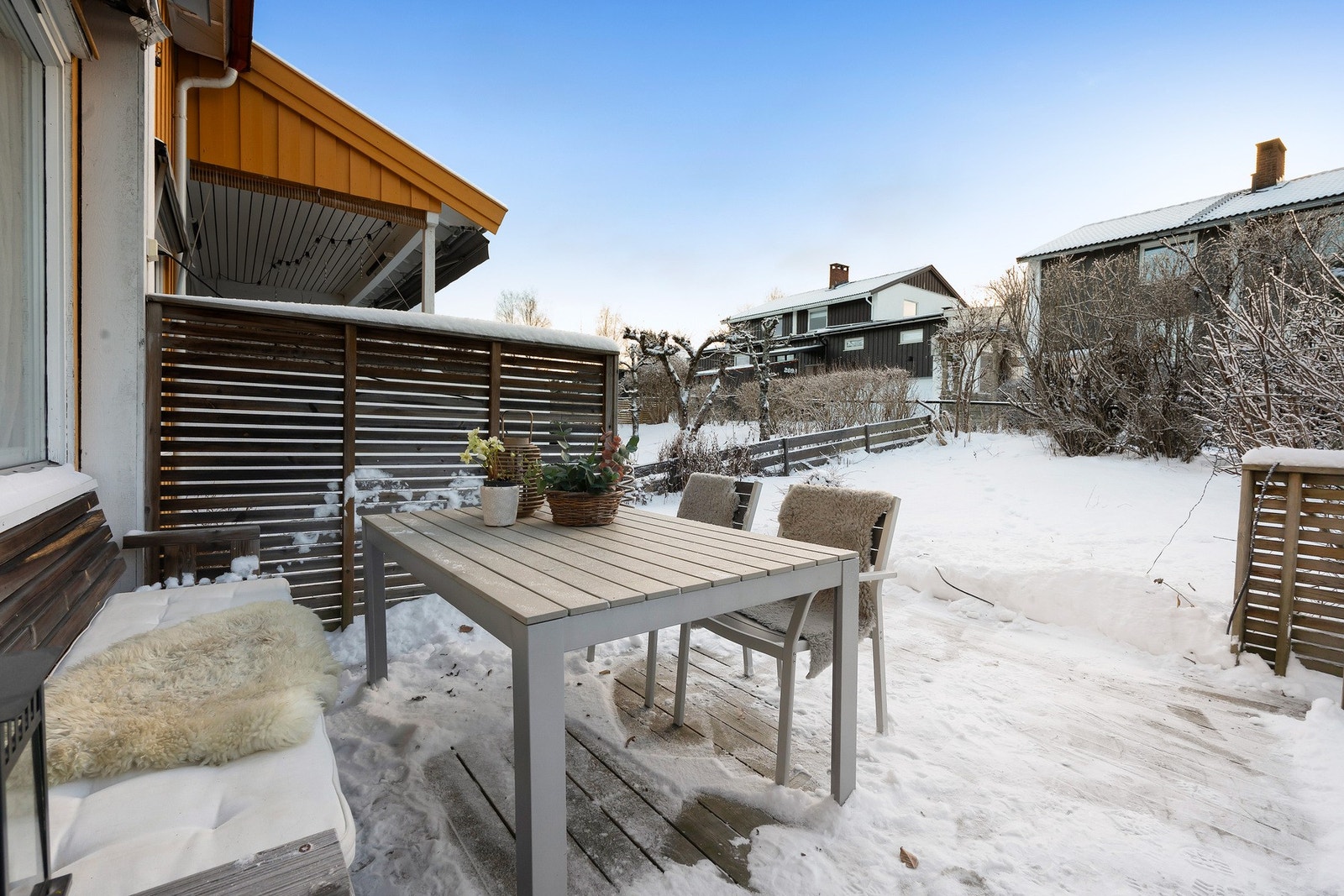 Solrik og hyggelig hage. Galleribilde