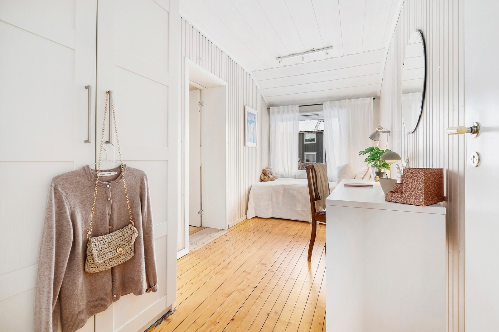 Godt med skap og garderobeplass, samt adkomst til bod/garderoberom. Galleribilde