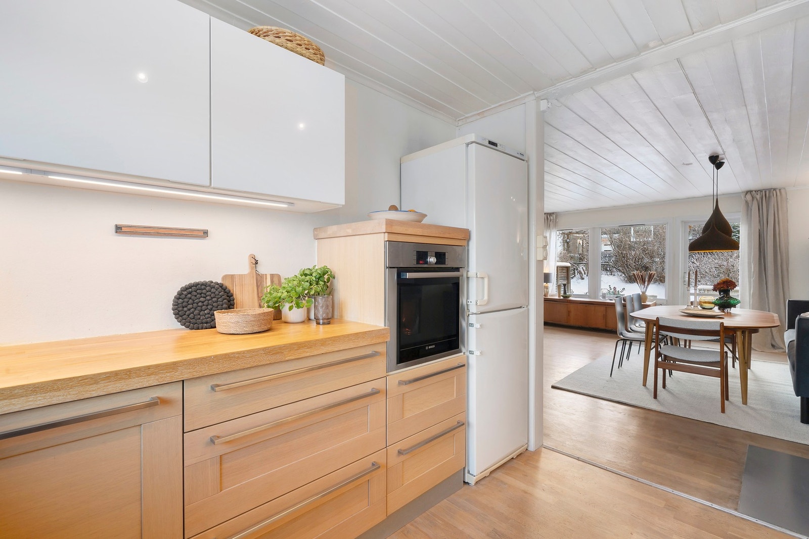 LED belysning mellom over og underskap. Galleribilde