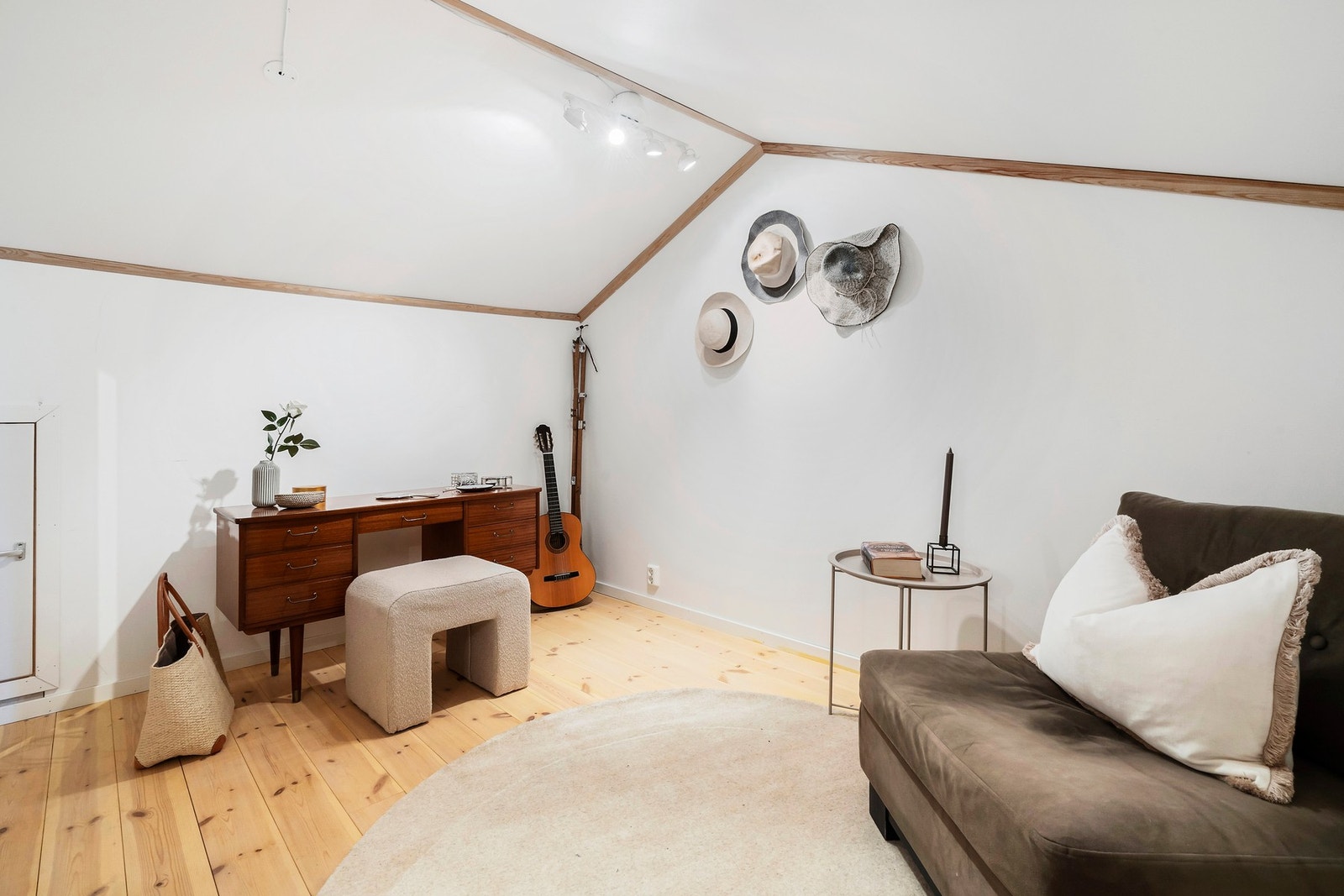 Stor garderoberom med mange muligheter. Lagringsloft med lukeadkomst. Galleribilde