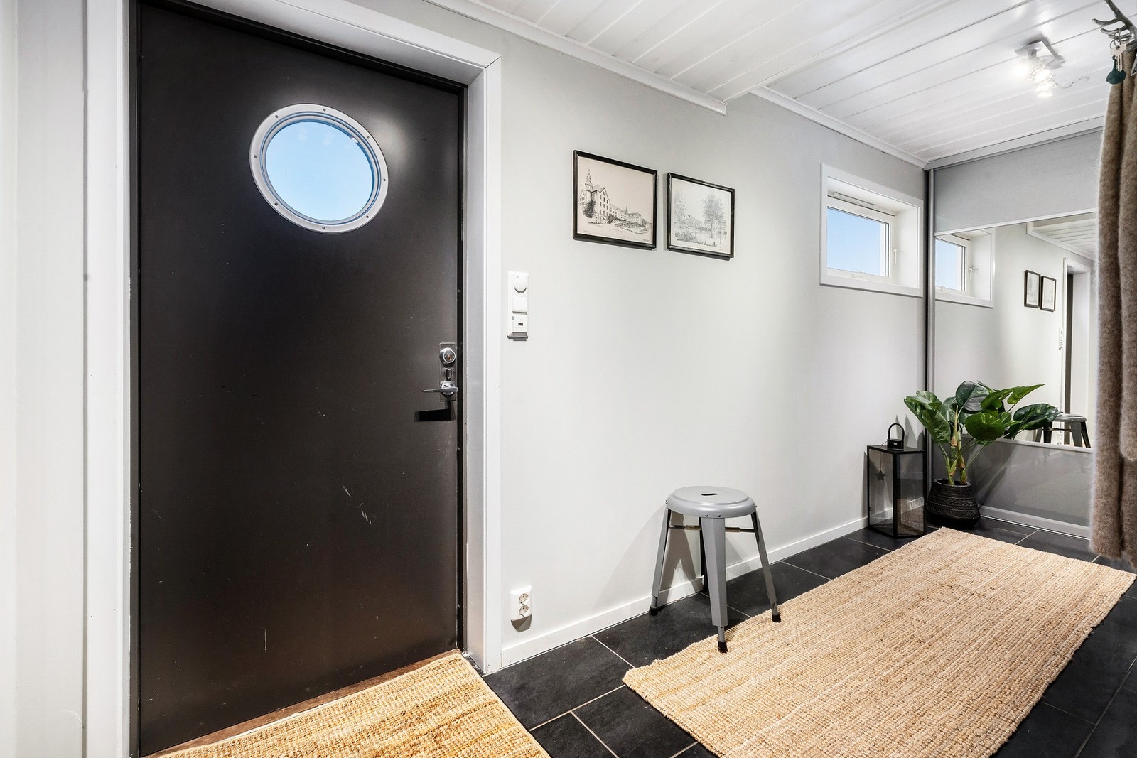 Stor entre/hall med stor skyvedørsgarderobe med speildører. Flislagt gulv med varmekabel. Galleribilde