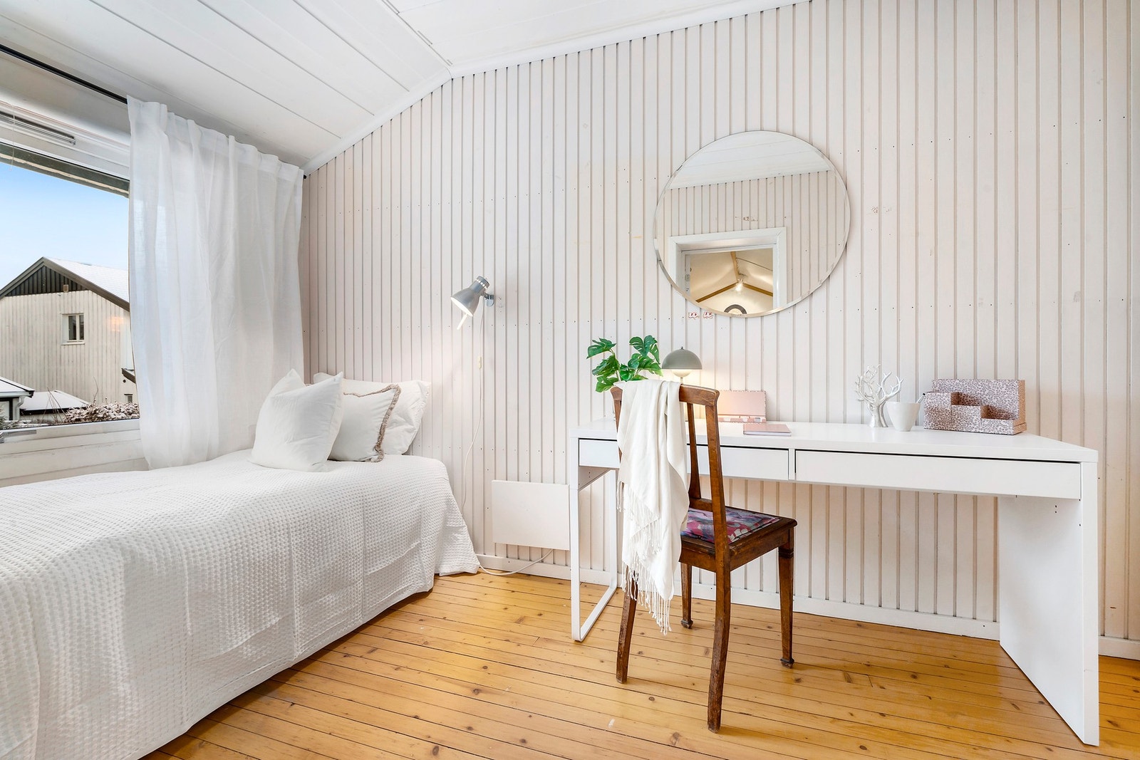 det er i alt 3 soverom på samme etasjeplan i boligen. Galleribilde