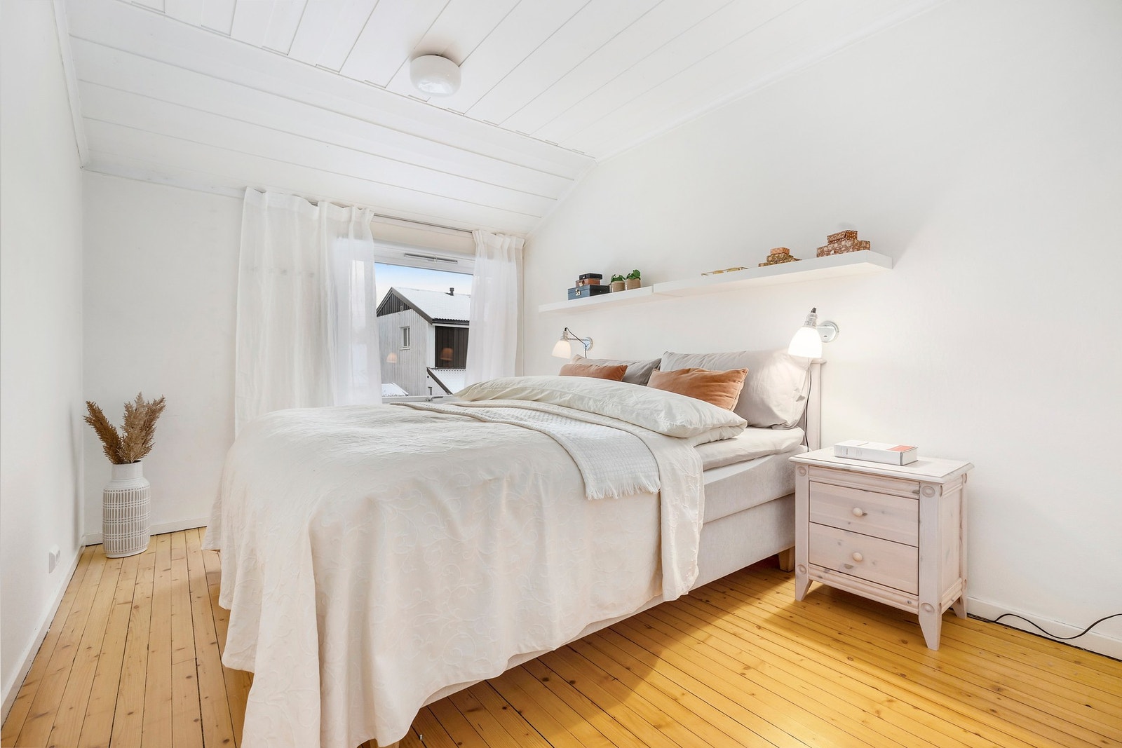 Hovedsoverommet er romslig med god plass til dobbelseng og nattbord. Galleribilde